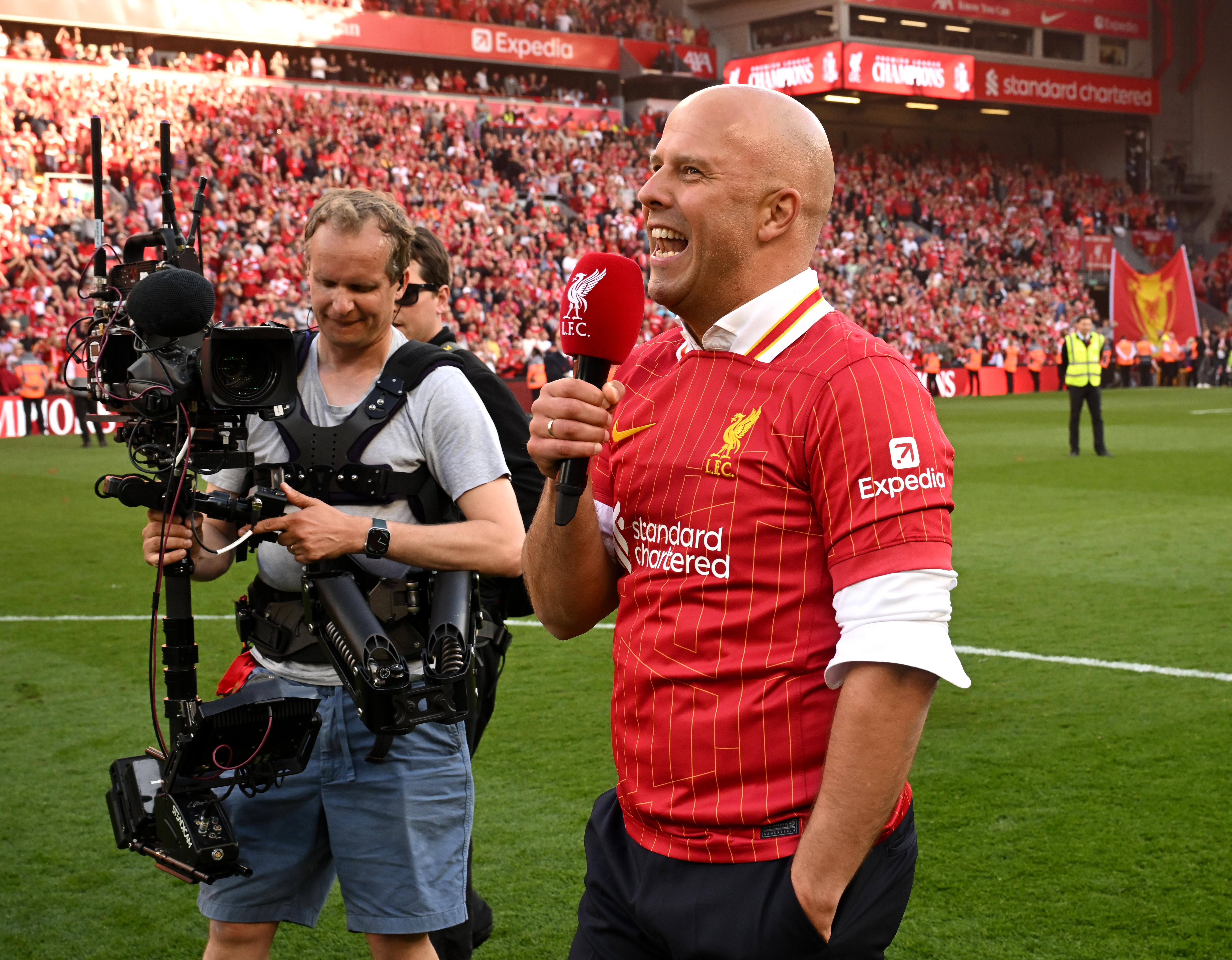 GODE VENNER: Arne Slot kjørte på med Jürgen Klopp-sangen da tittelen ble sikret mot Tottenham, slik tyskeren gjorde da Slot ble annonsert som Liverpool-sjef.