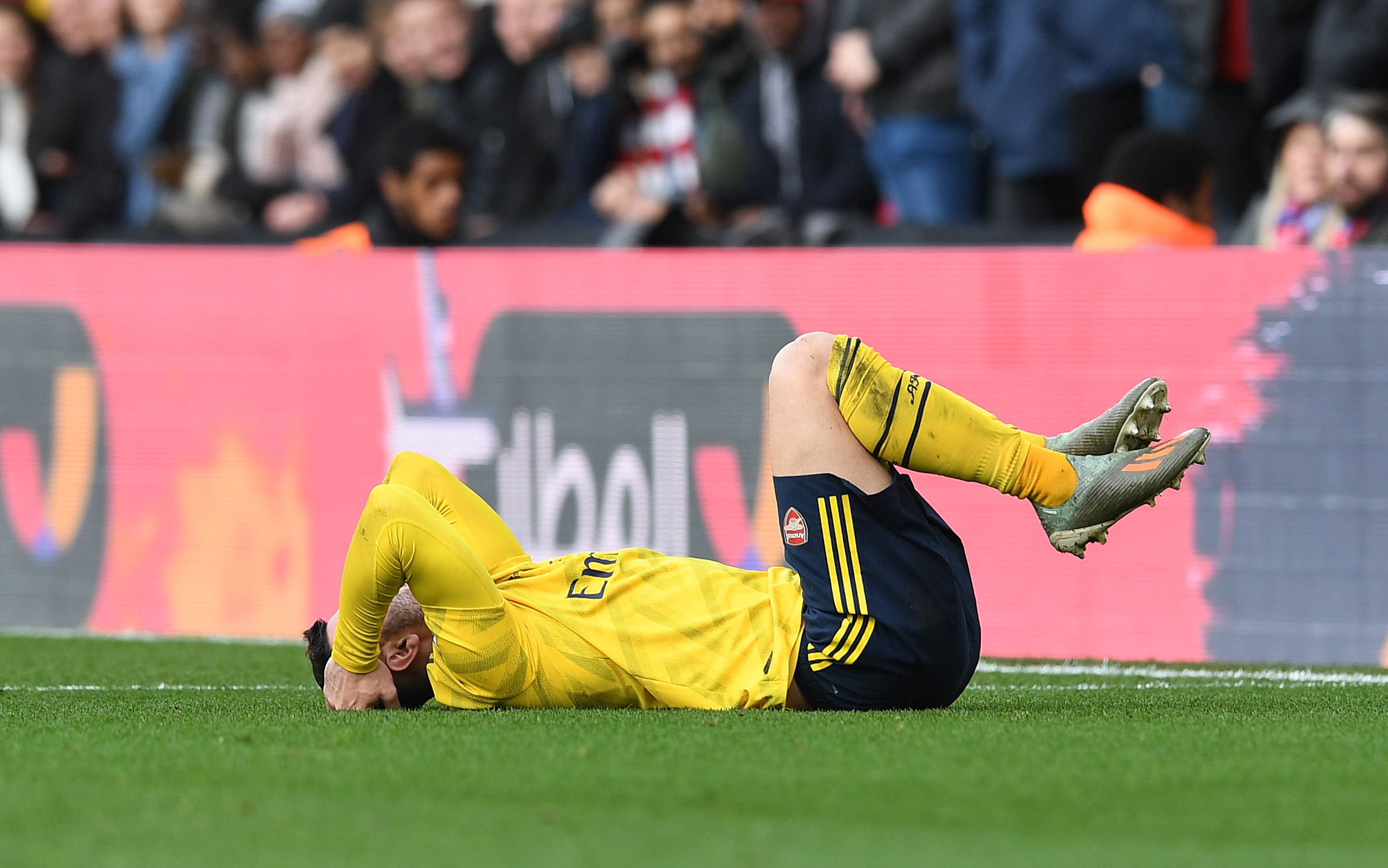 MED BRUKKET RYGG: Arsenal, her representert ved Sead Kolasinac, har hatt en overraskende svak sesong.