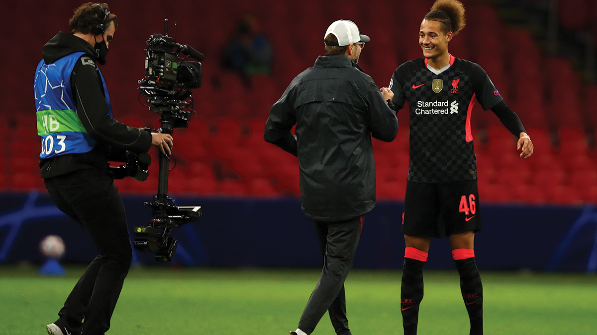 Stor dag for Rhys Williams da han fikk spille Champions League-kamp mot Ajax og fikk omfavnelse av Jürgen Klopp etterpå.