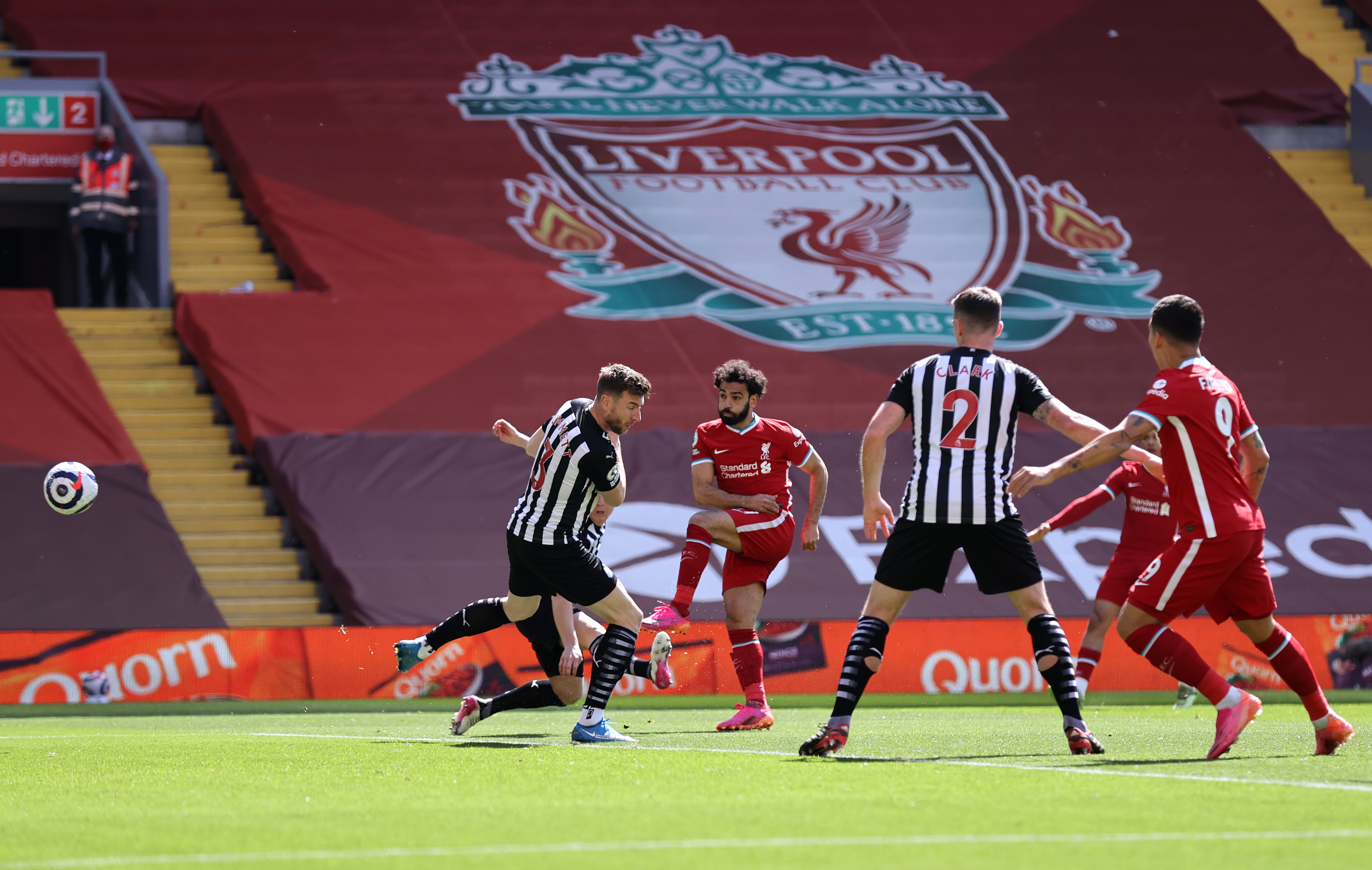 HISTORISK: Mo Salah kliner ballen i nettmaskene og er dermed historisk. Den første Liverpool-spilleren med over 20 mål i tre sesonger etter hverandre.