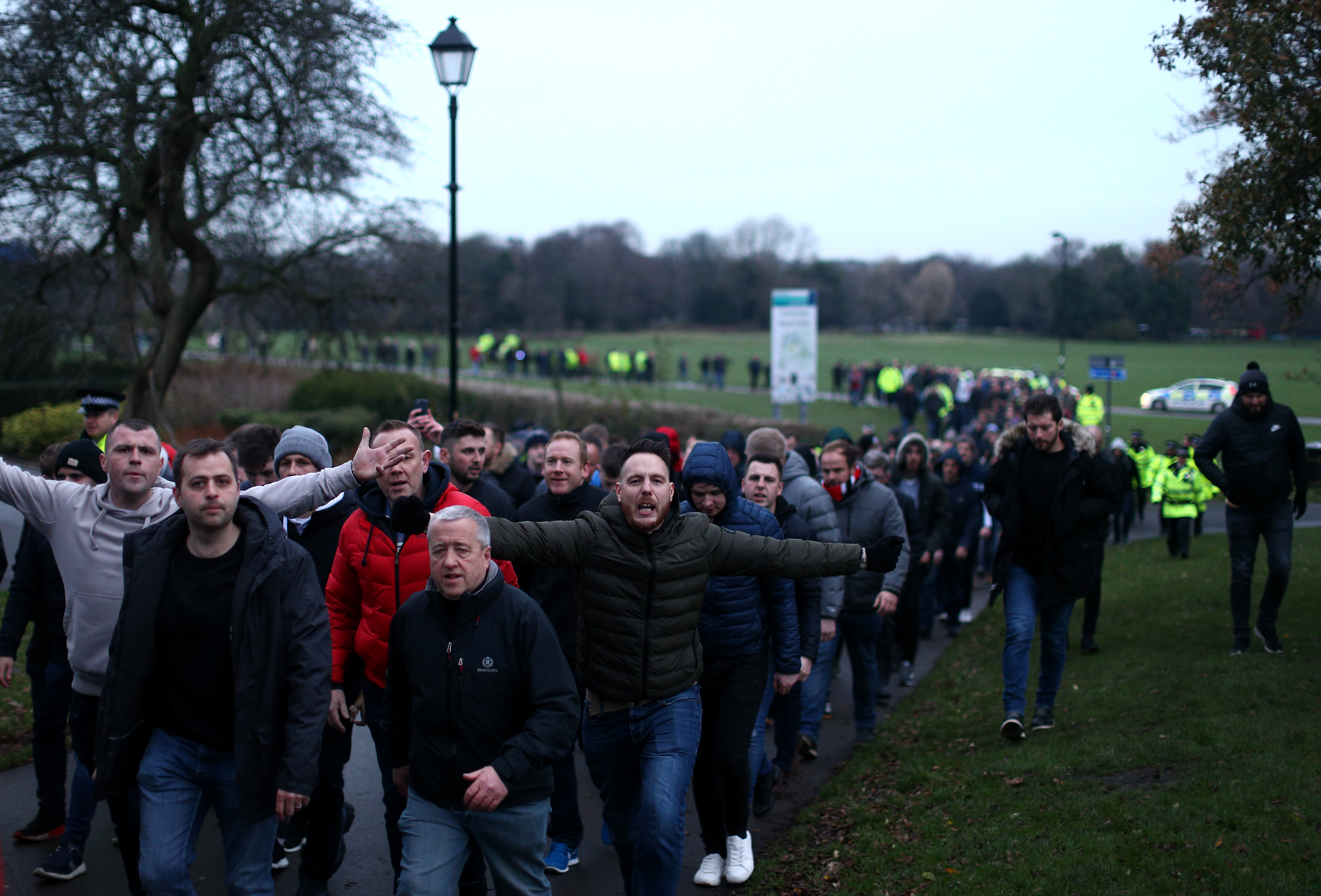 STANLEY PARK: United-supportere på vei mot Anfield gjennom Stanley Park før forrige sesongs møte.