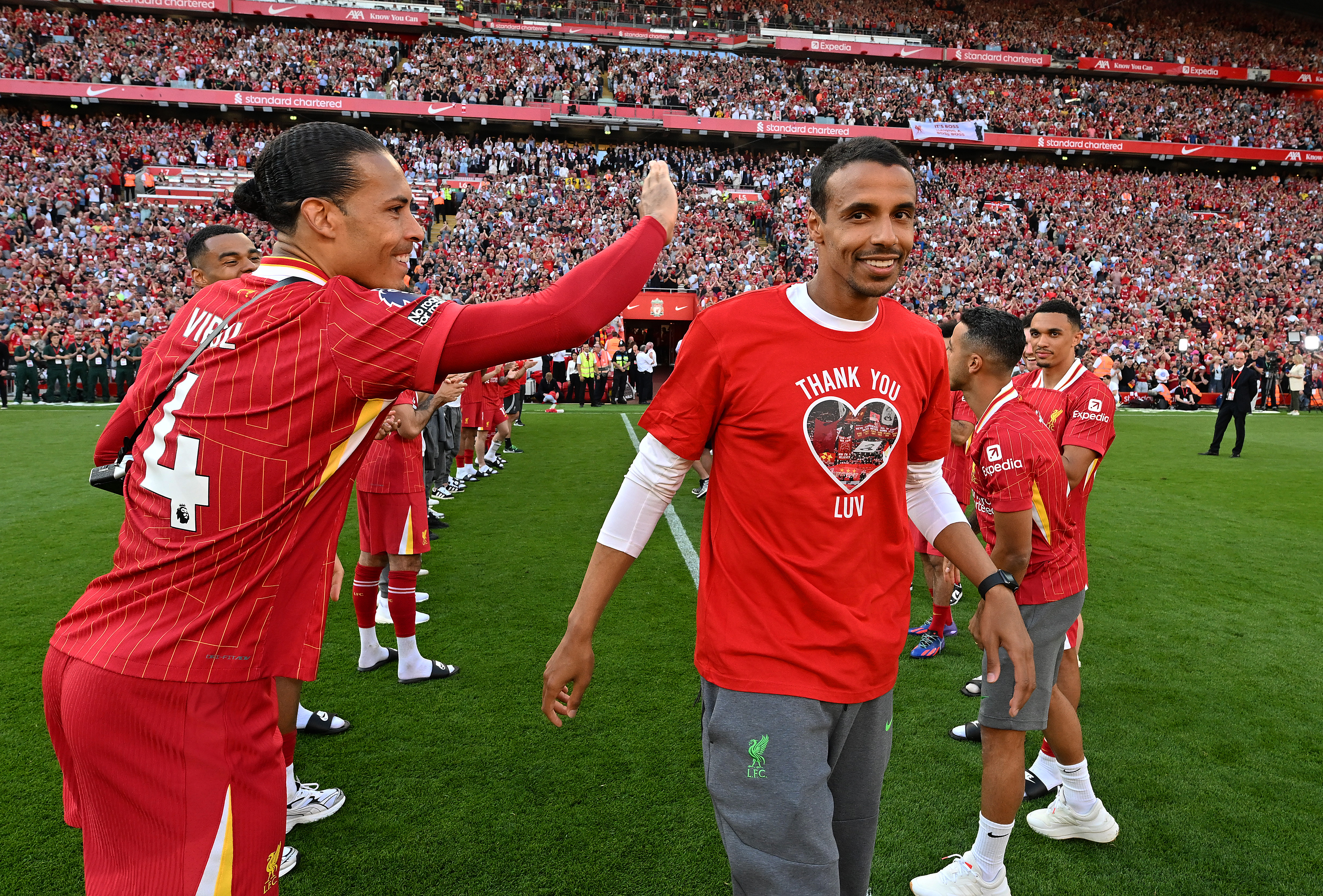 TAKKET AV: Joel Matip gikk sin fortjente hyllest for åtte år på Anfield etter Wolves-kampen den 19. mai.