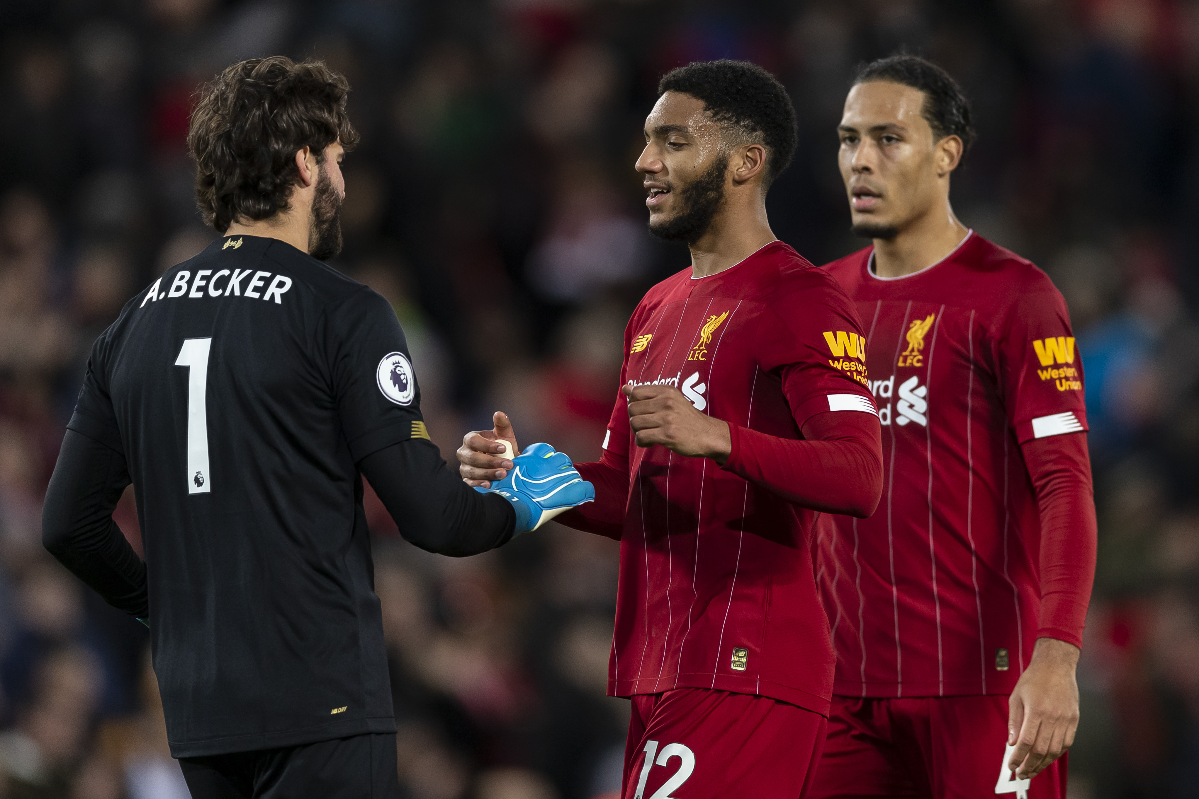 SEKS SMULTRINGER PÅ RAD: Alisson Becker, Joe Gomez og Virgil van Dijk har ikke for vane å la motstanderen slippe lett til.