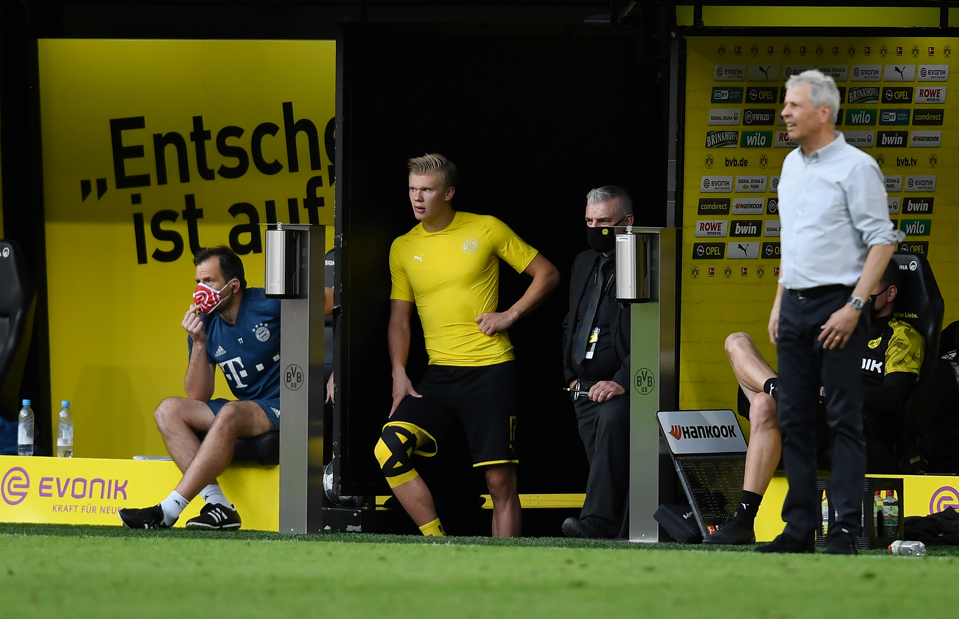 SKADET: En skadet Haaland følger med på sluttminuttene av kampen mellom Borussia Dortmund og Bayern München.