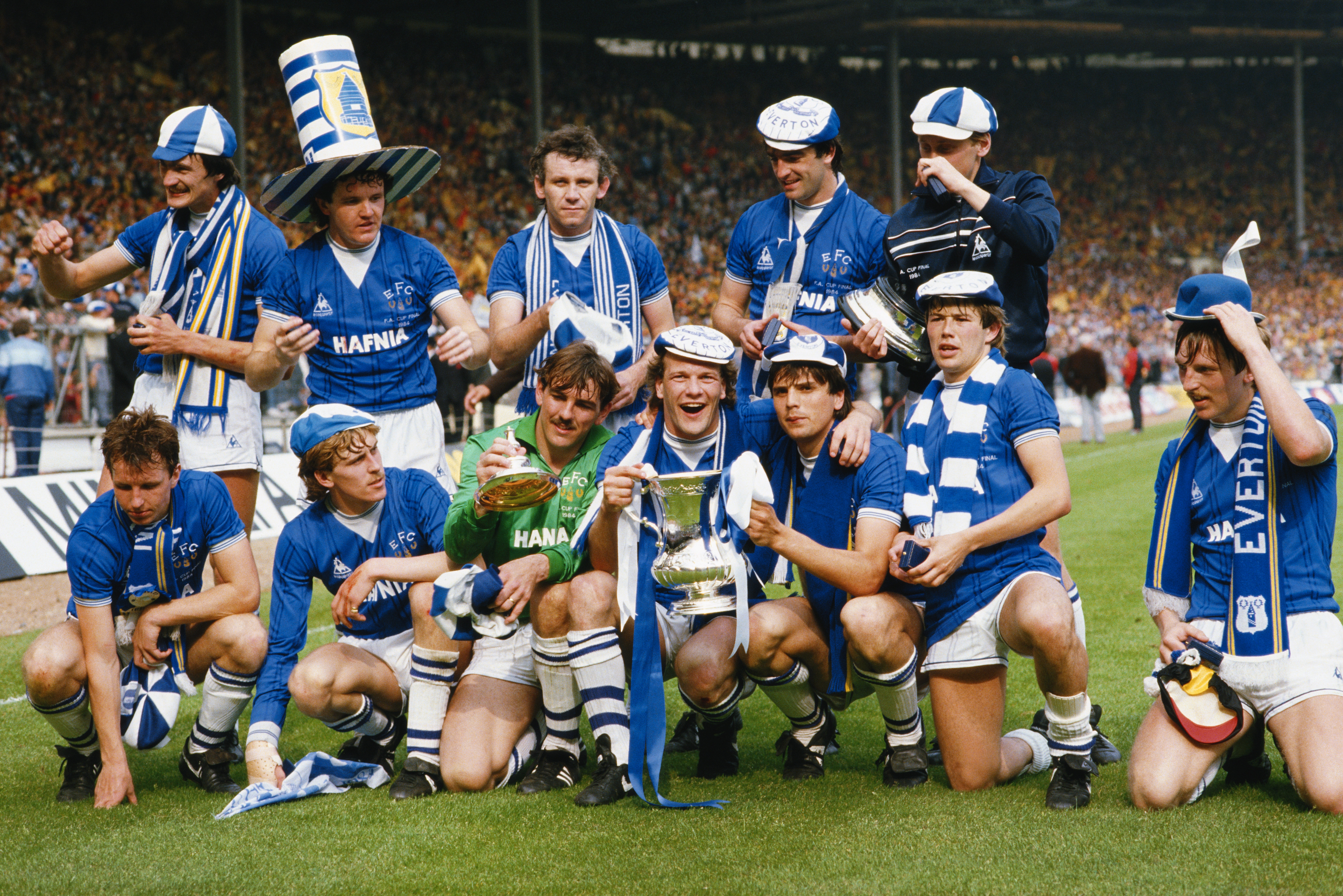 FA-CUP-VINNERE: Evertons spillere feirer seieren over Watford i finalen i FA-cupen i 1984.
