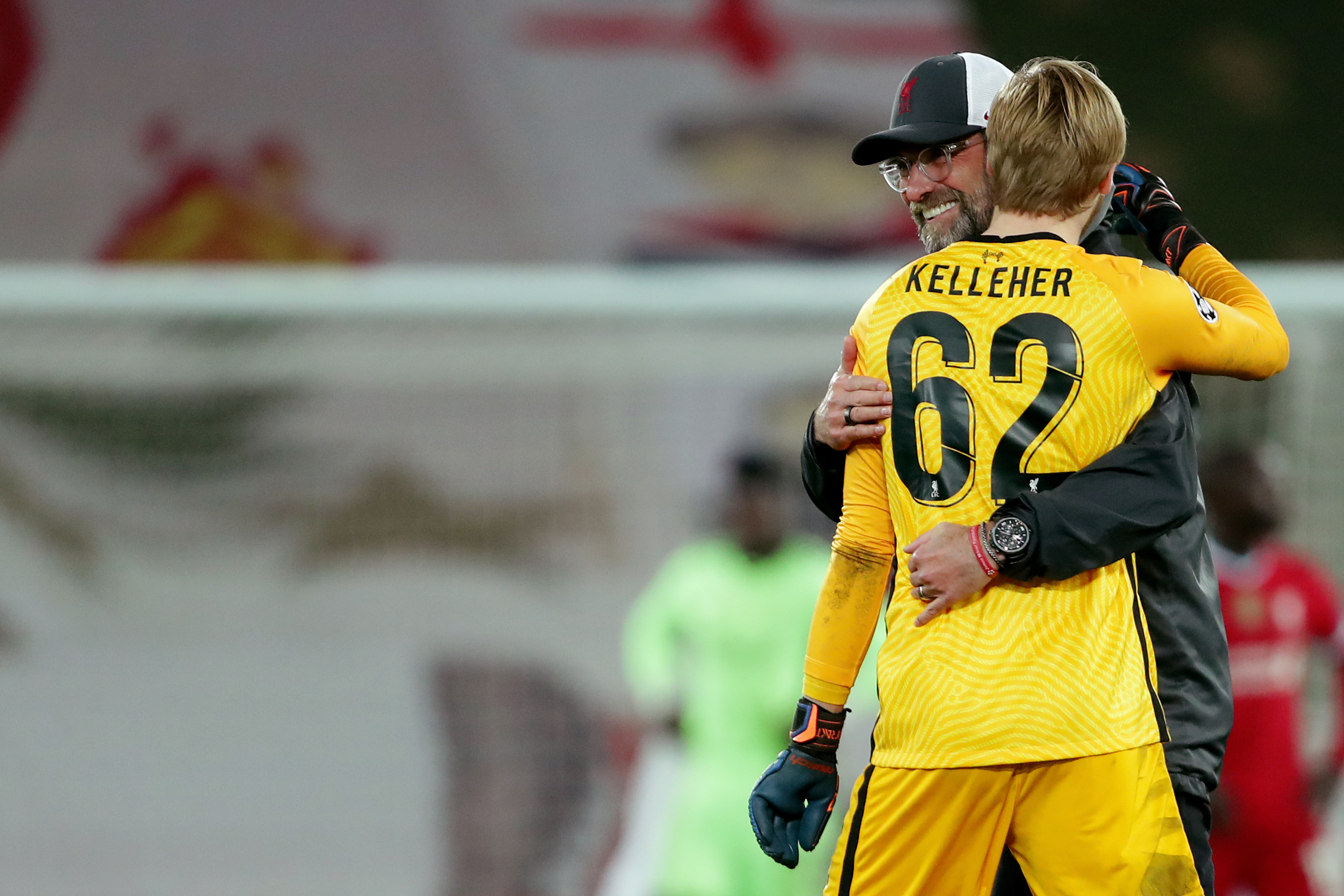 VELFORTJENT: Klopp var kjapp med å gi Kelleher en velfortjent klem etter kampen.