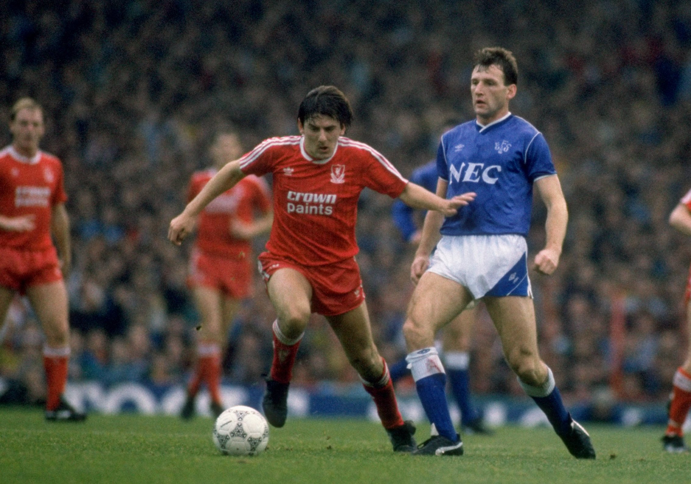 RØDE MOT BLÅ: Peter Beardsley i duell med Dave Watson, og med Steve McMahon i bakgrunnen.