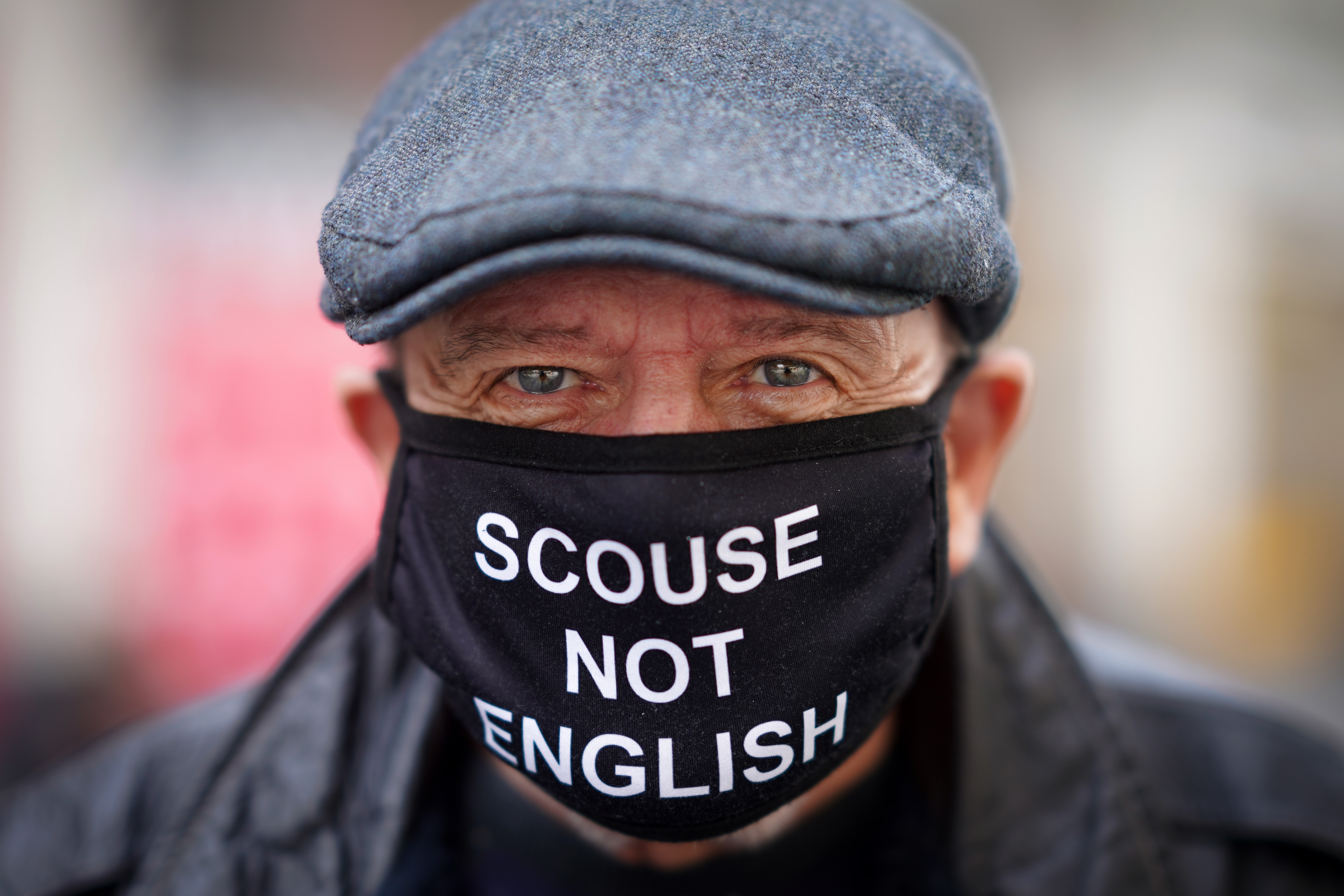 SCOUSE: En Liverpudlian med en tydelig melding på sitt munnbind.