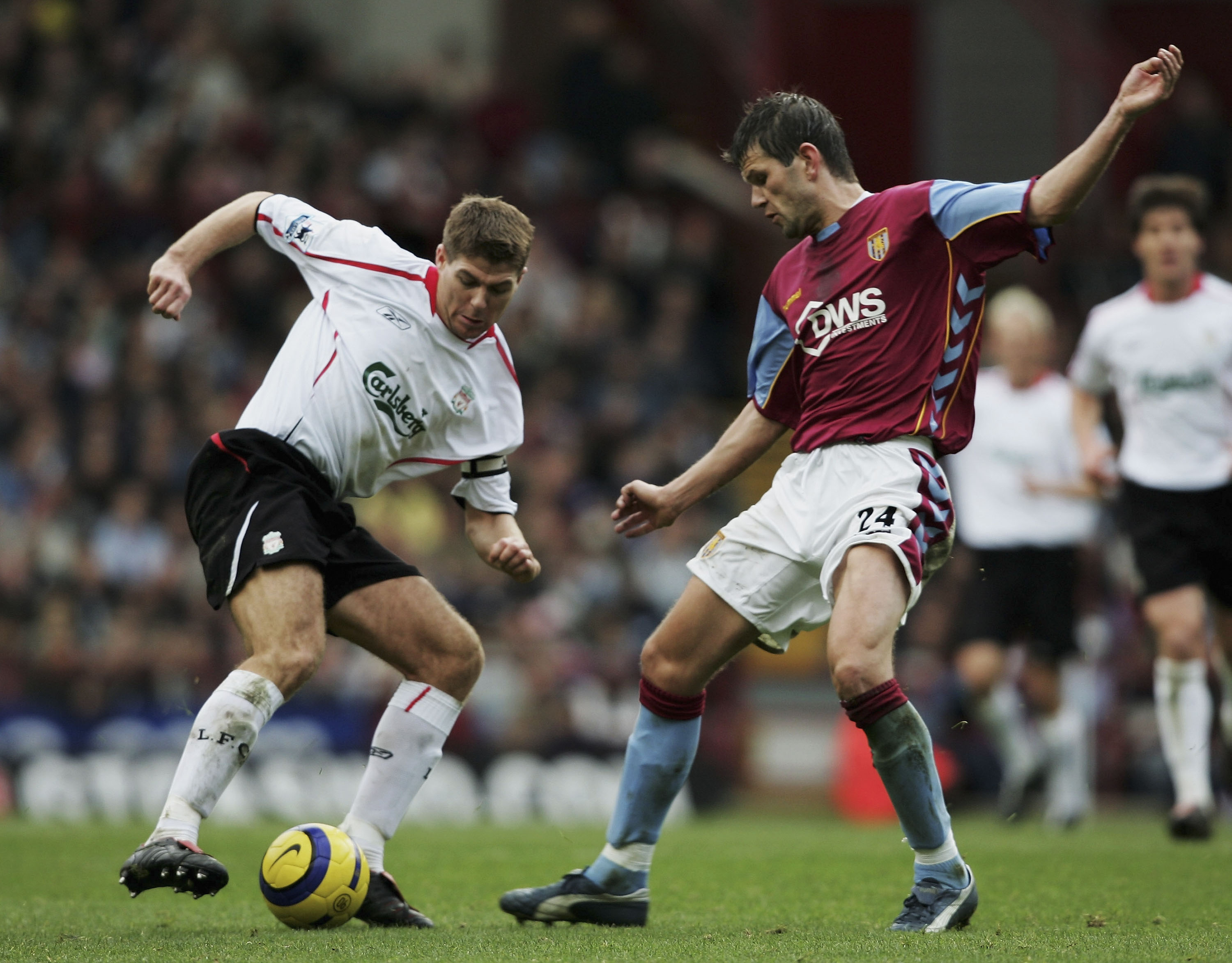 REISTE HJEM: Eirik Bakke avsluttet sin engelske karriere i Aston Villa, før han reiste hjem til Norge i 2006. Her i en duell med Steven Gerrard.