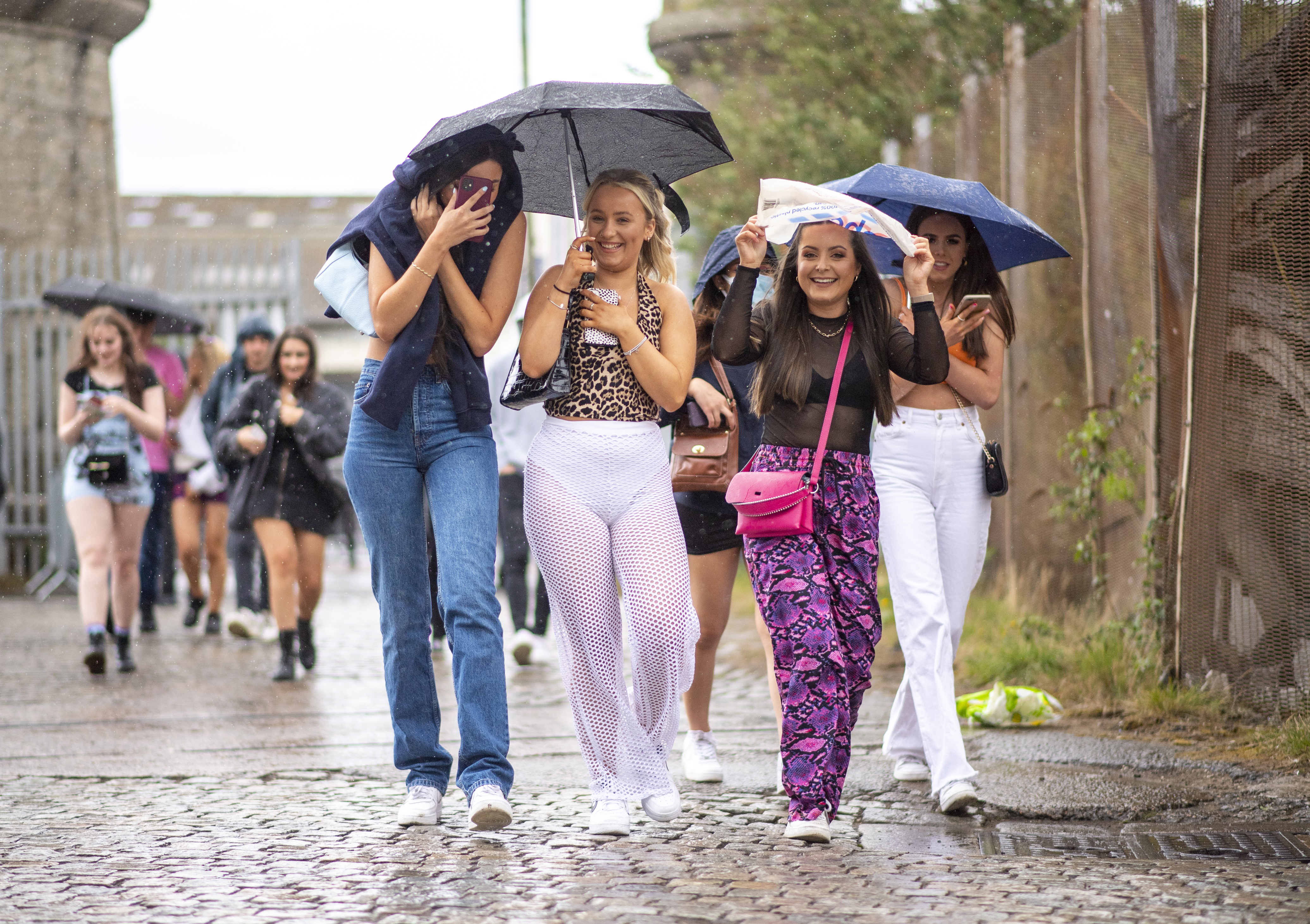 BLIDE FJES: Litt dårlig vær skulle ikke holde disse blide festivalgåerne borte fra Storbritannias første lovlige rave på over et år.