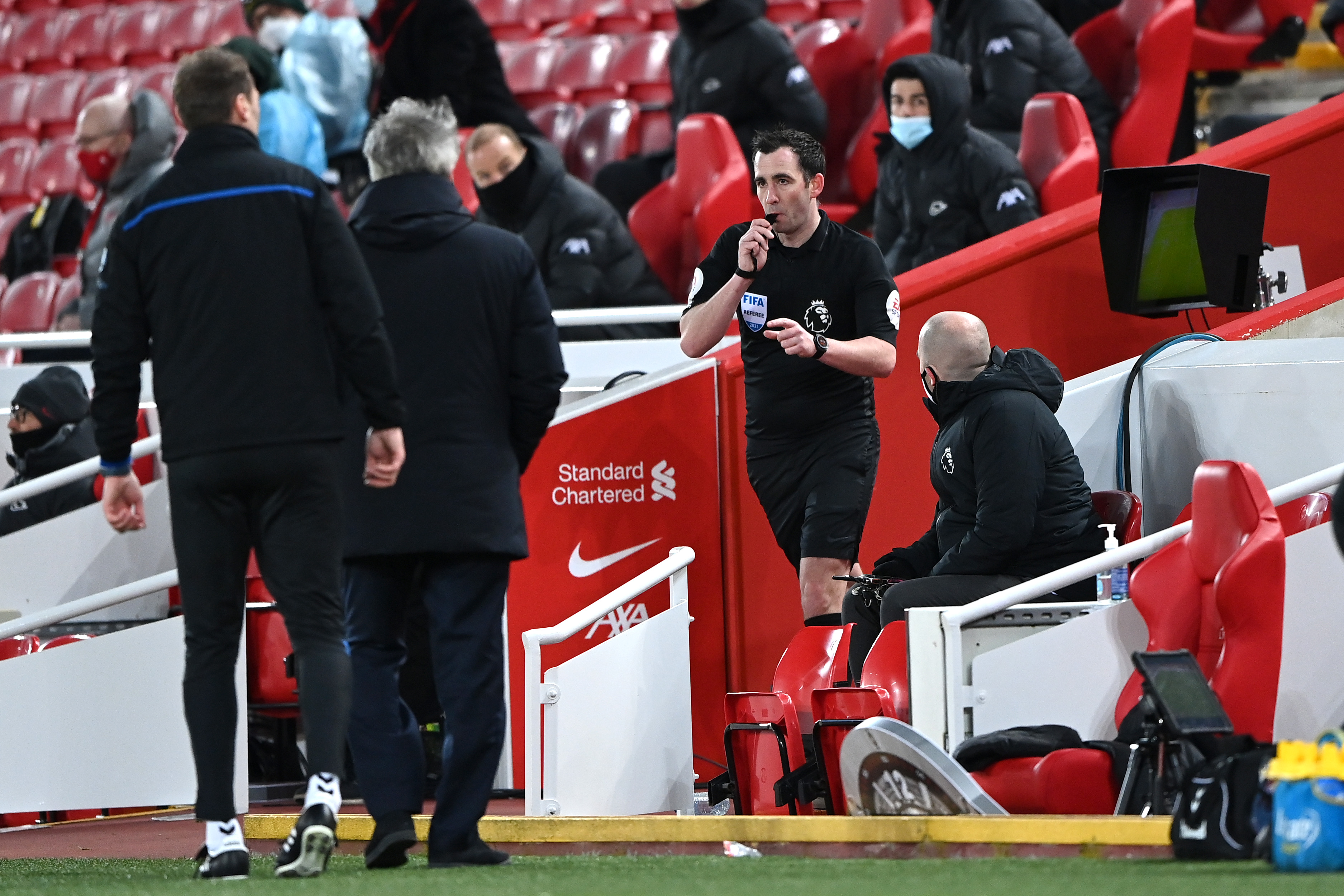 STOD PÅ SITT: Everton fikk straffe på Anfield. Chris Kavanagh ble bedt om å ta en ekstra kikk på situasjonen, men for en sjelden gangs skyld stod dommeren på sitt - en merkelig avgjørelse, vil nok mange Liverpool-supportere si.