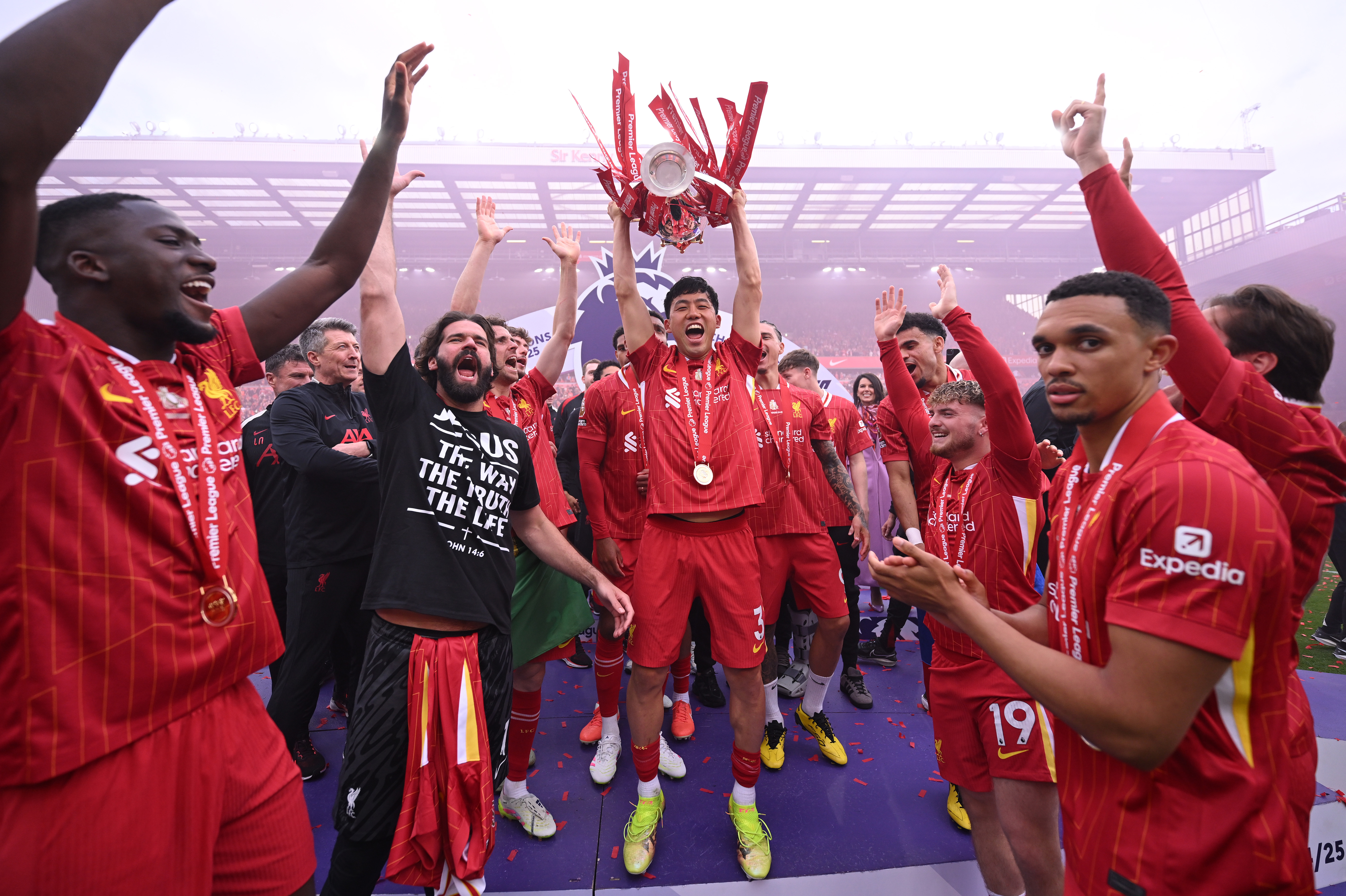 MESTERE: Wataru Endo og Liverpool kunne endelig løfte Premier League-trofeet forrige helg.