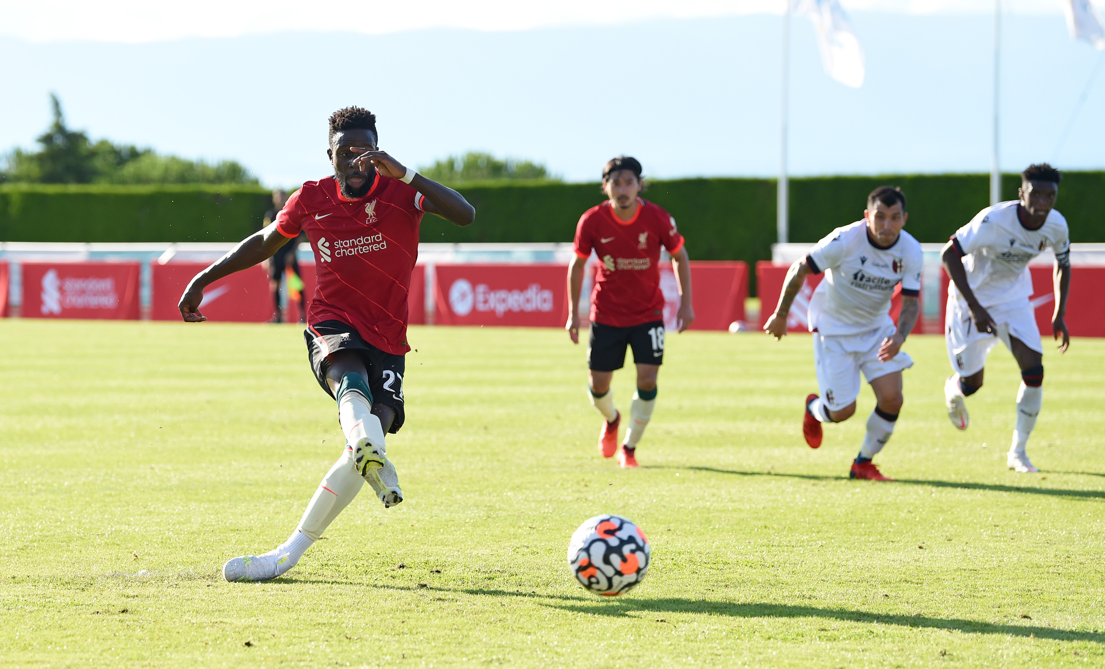 STRAFFEBOM: Divock Origi setter straffesparket Ben Woodburn skaffet knallhardt i stolperoten.