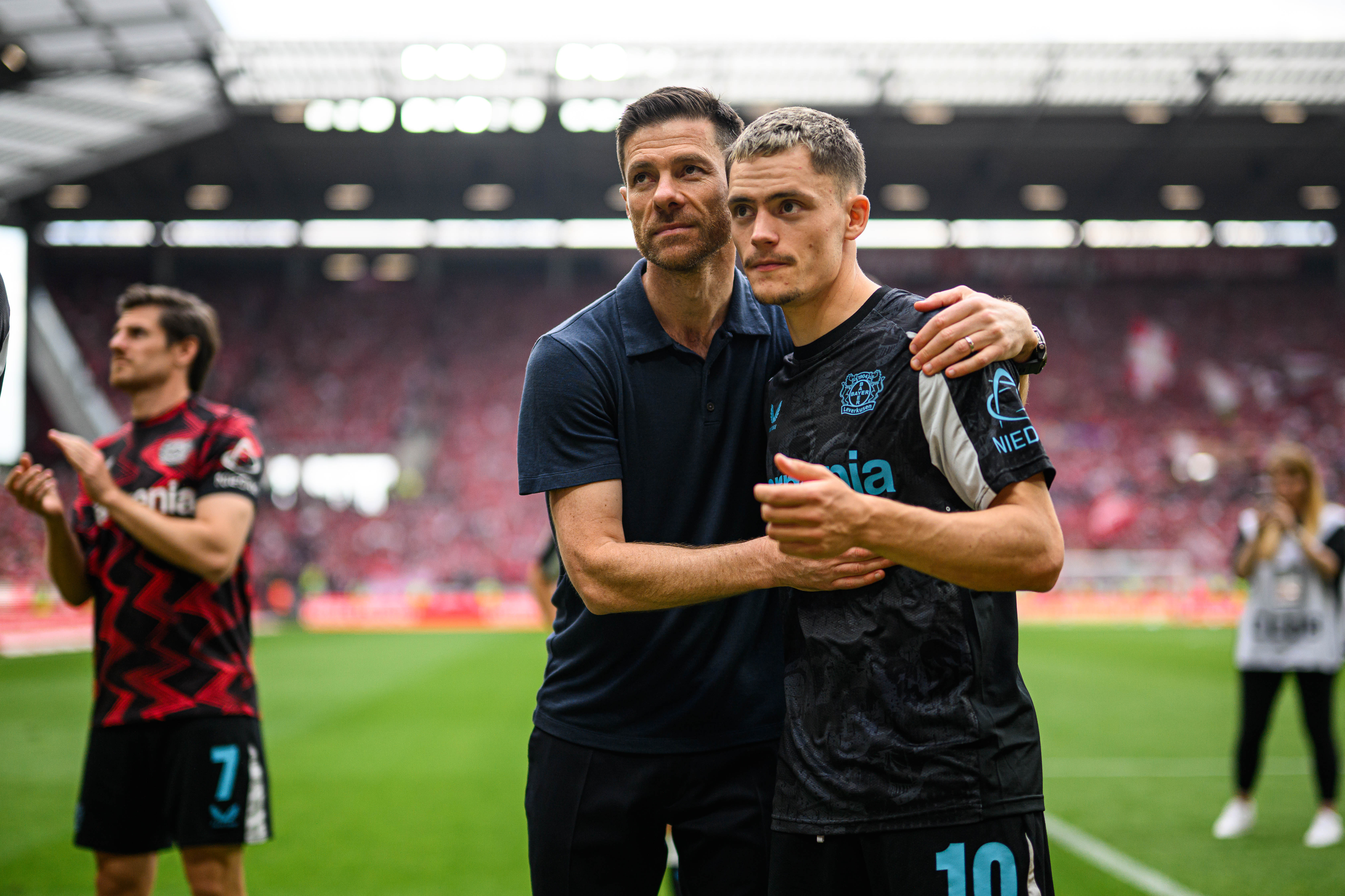 SISTE KAMP?: Florian Wirtz og Xabi Alonso fotografert under det som kanskje ble begges siste kamp for Bayer Leverkusen, 17. mai.