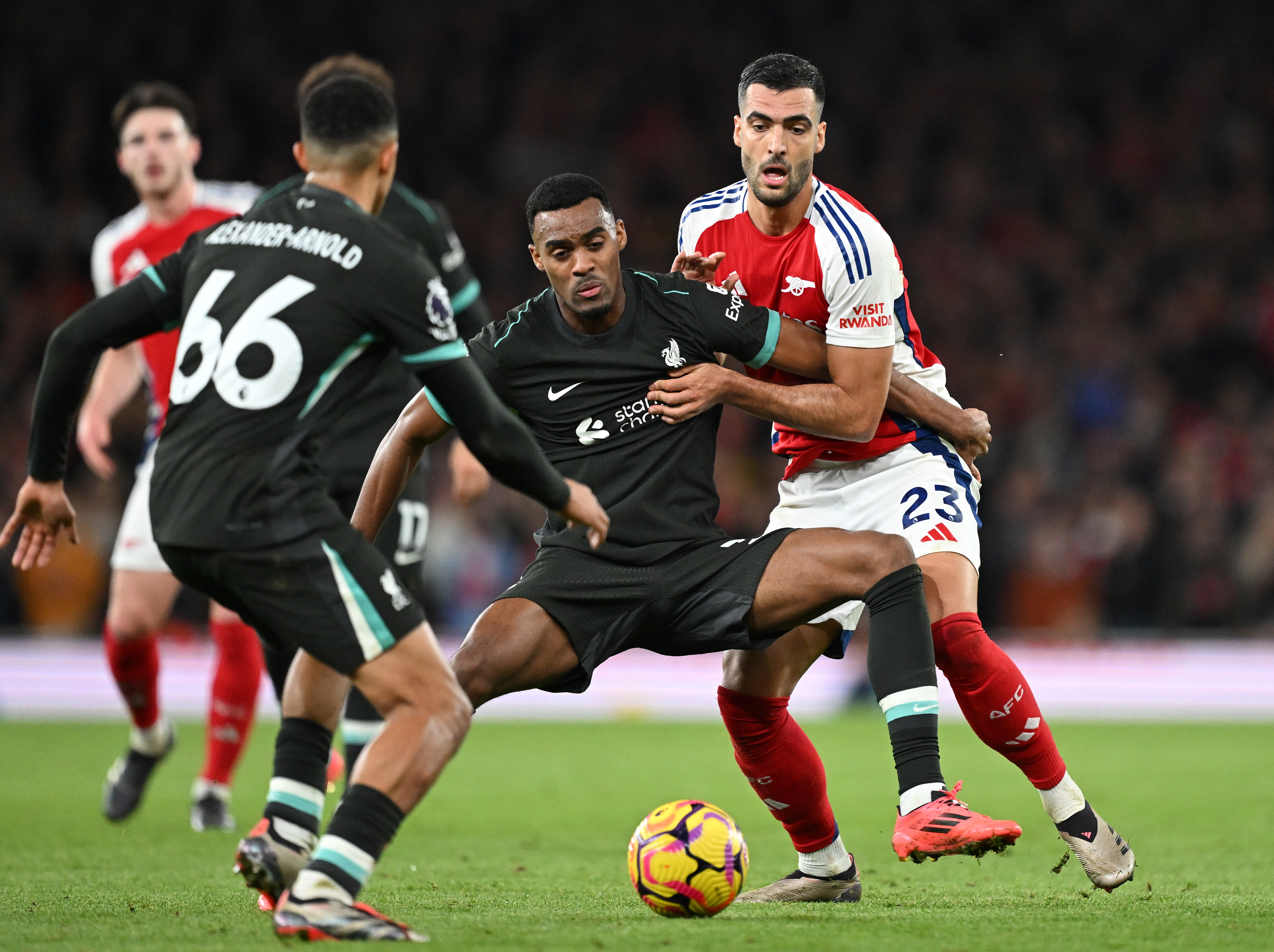 Zubimendis midtbanepartner Mikel Merino endte opp i Arsenal i sommer.