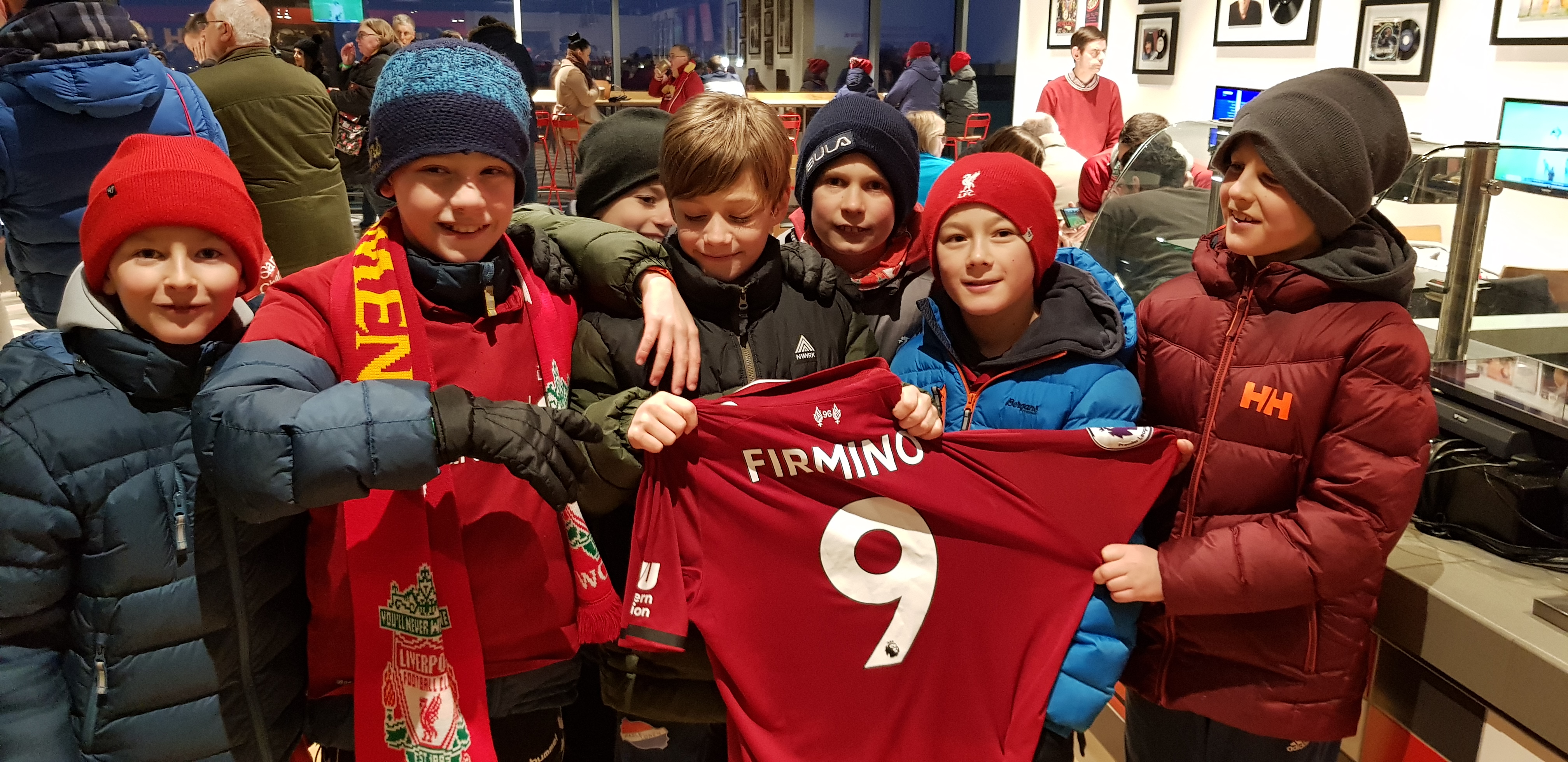 Guttegjengen fra Hasle Løren med fjorårets fangst, drakta til Roberto Firmino.
