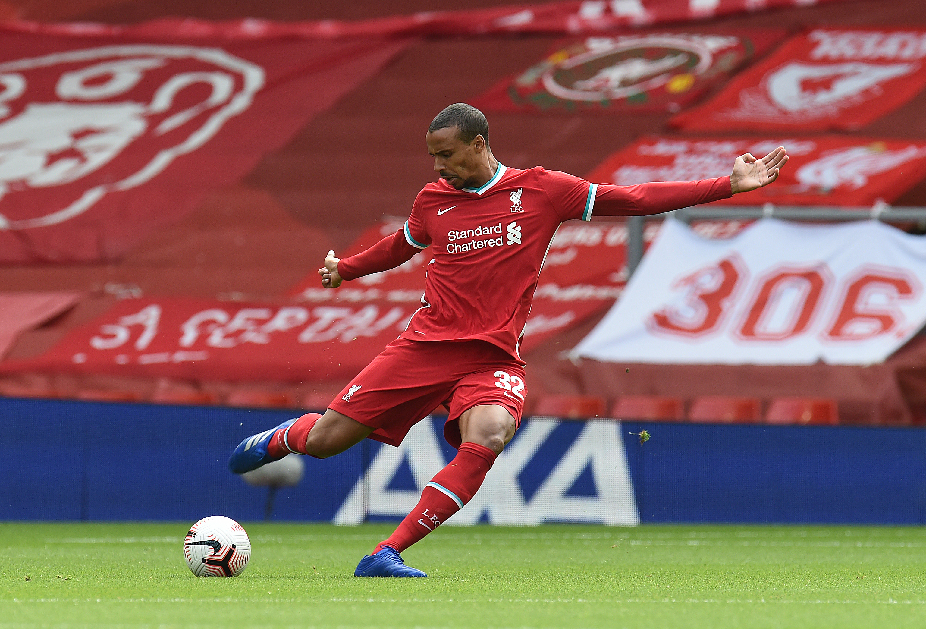PYNTET: Bannerne kan skimtes bak Joel Matip.