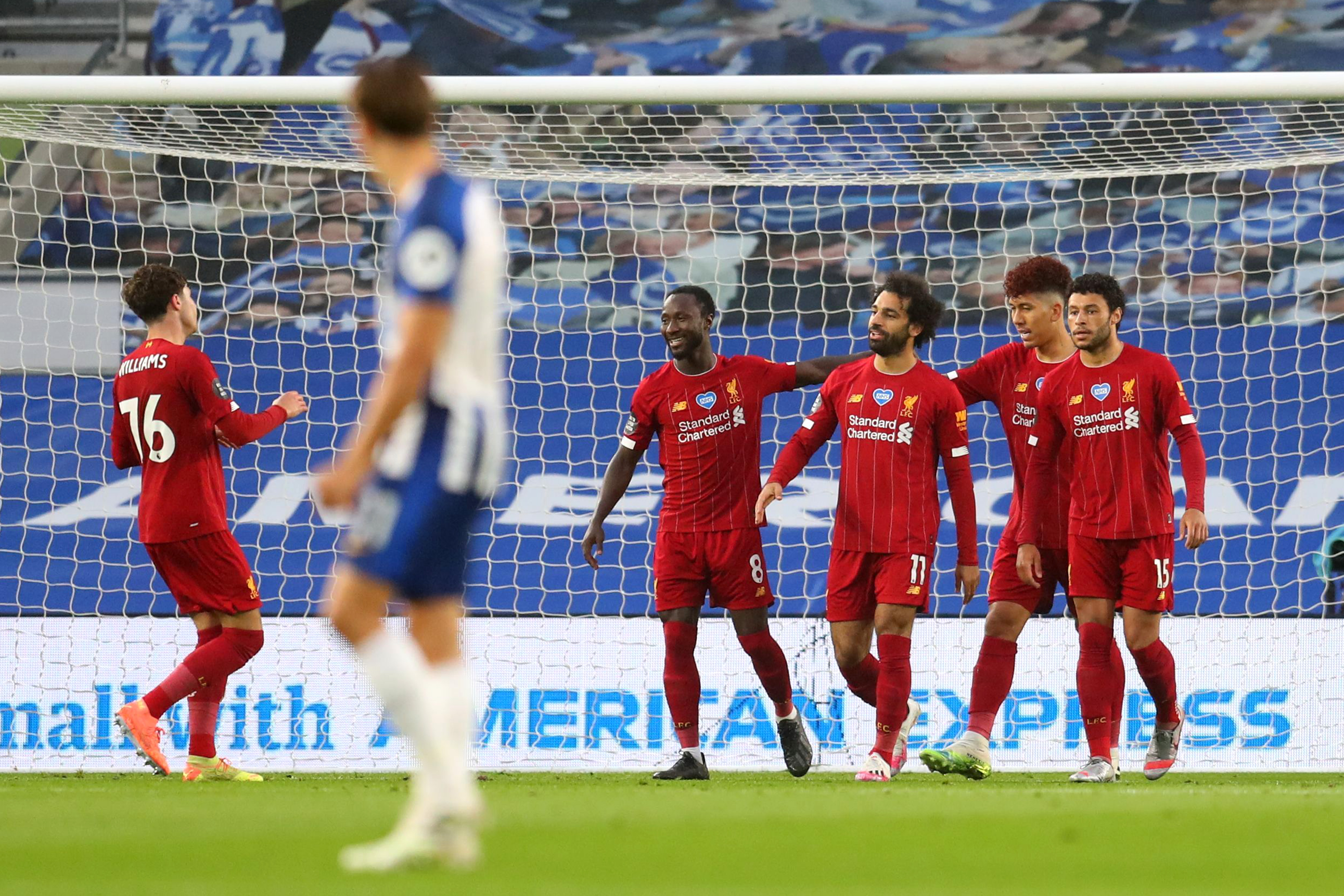 ENKELT: Salah og co trekker på smilebåndene etter ledermålet.