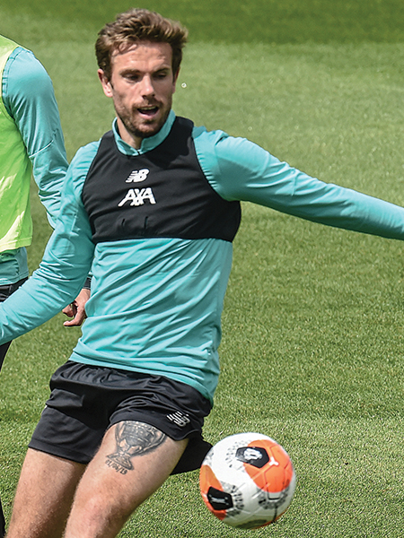 TATOVERING: På Hendersons venstre lår har han Champions League-trofeet tatovert. Snart kommer det kanskje en lignende tatovering på høyrelåret?
