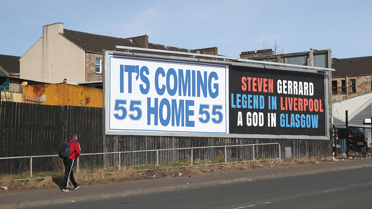 «Steven Gerrard. Legende i Liverpool. Gud i Glasgow», står det på denne plakaten.