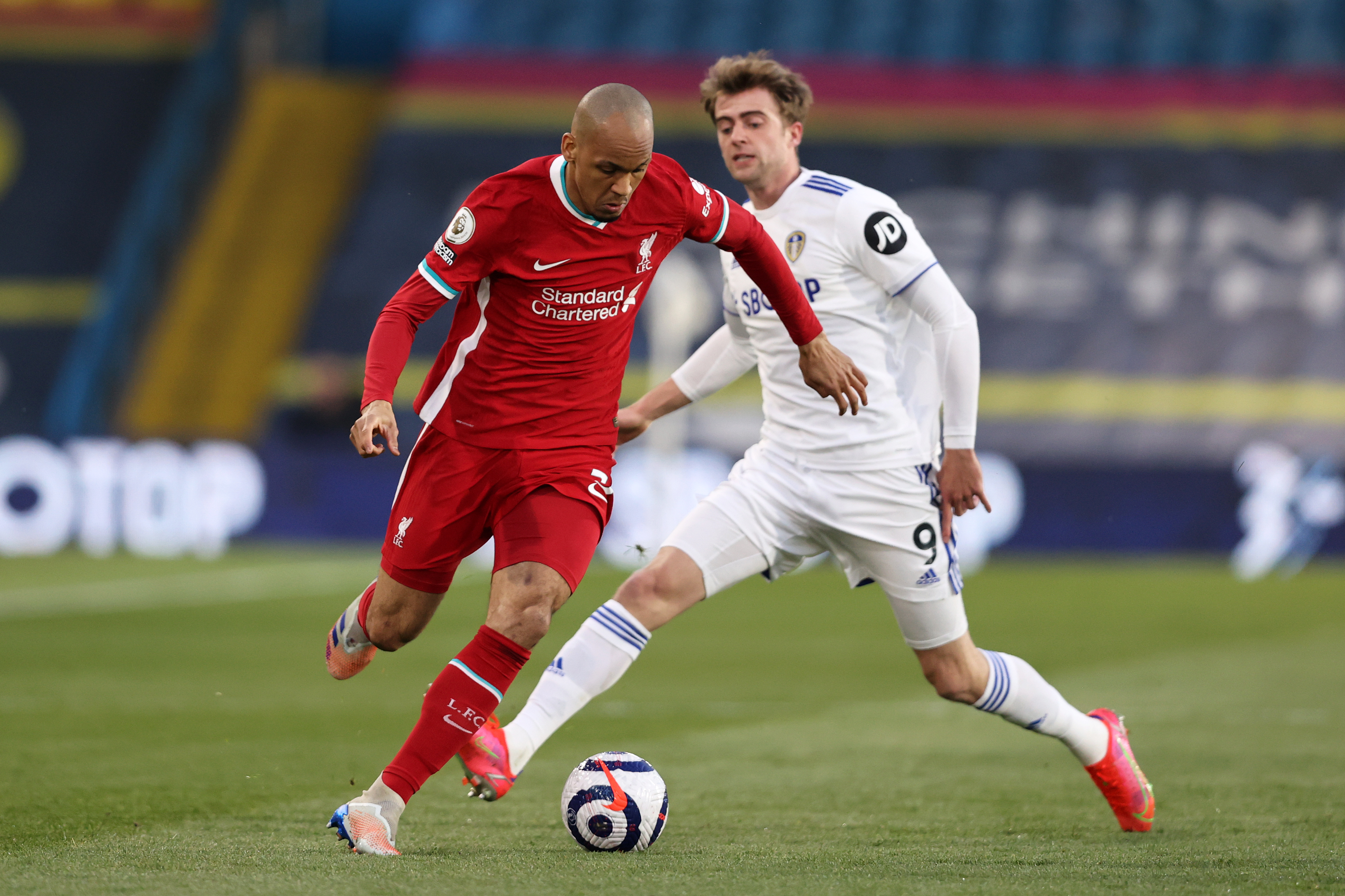 NÆR Å SCORE SELVMÅL: Fabinho holdt på å løpe ballen i eget mål i første omgang.