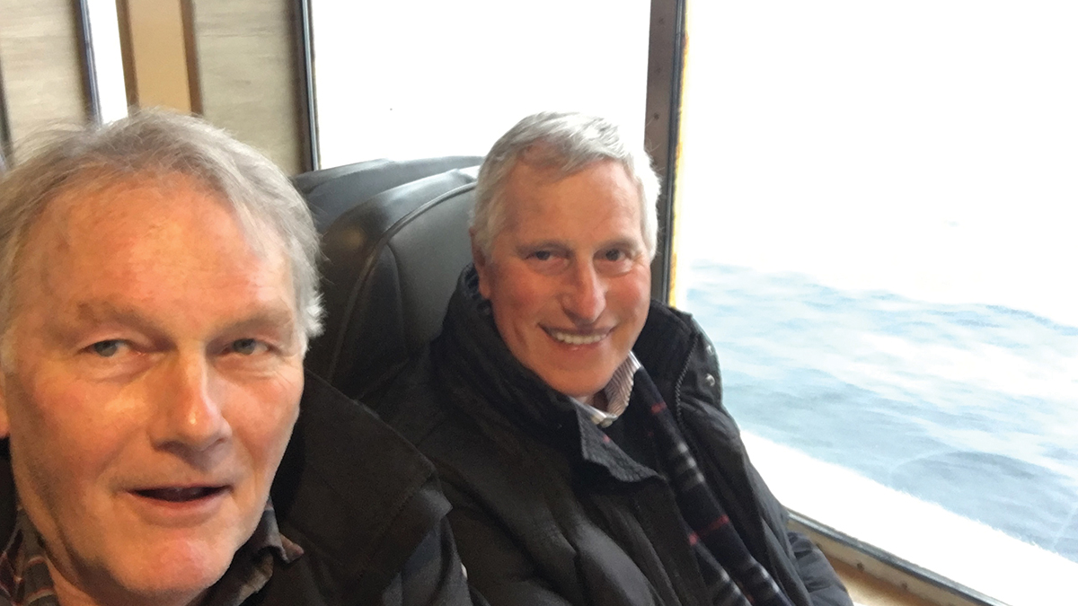 Det siste besøket av mange i Norge. Reidar Martinsen og Ray Clemence på Bastøfergen underveis fra Sørlandet til treff med Liverbirds Fredrikstad i februar 2019. Foto: Reidar Martinsen