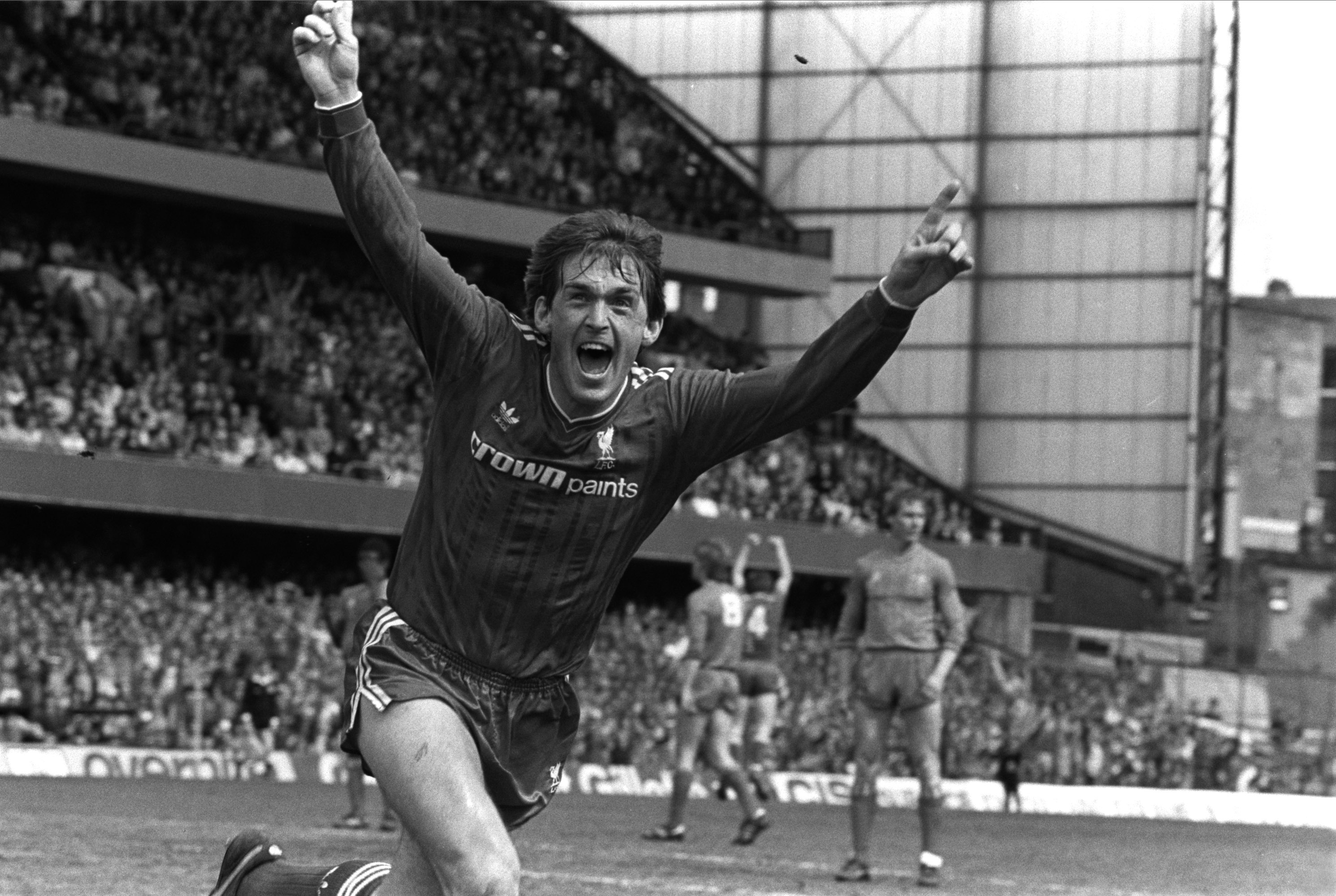 1985/86: Oh, yes! Spillende manager Kenny Dalglish har satt inn sesongens siste og avgjørende ligascoring mot Chelsea.