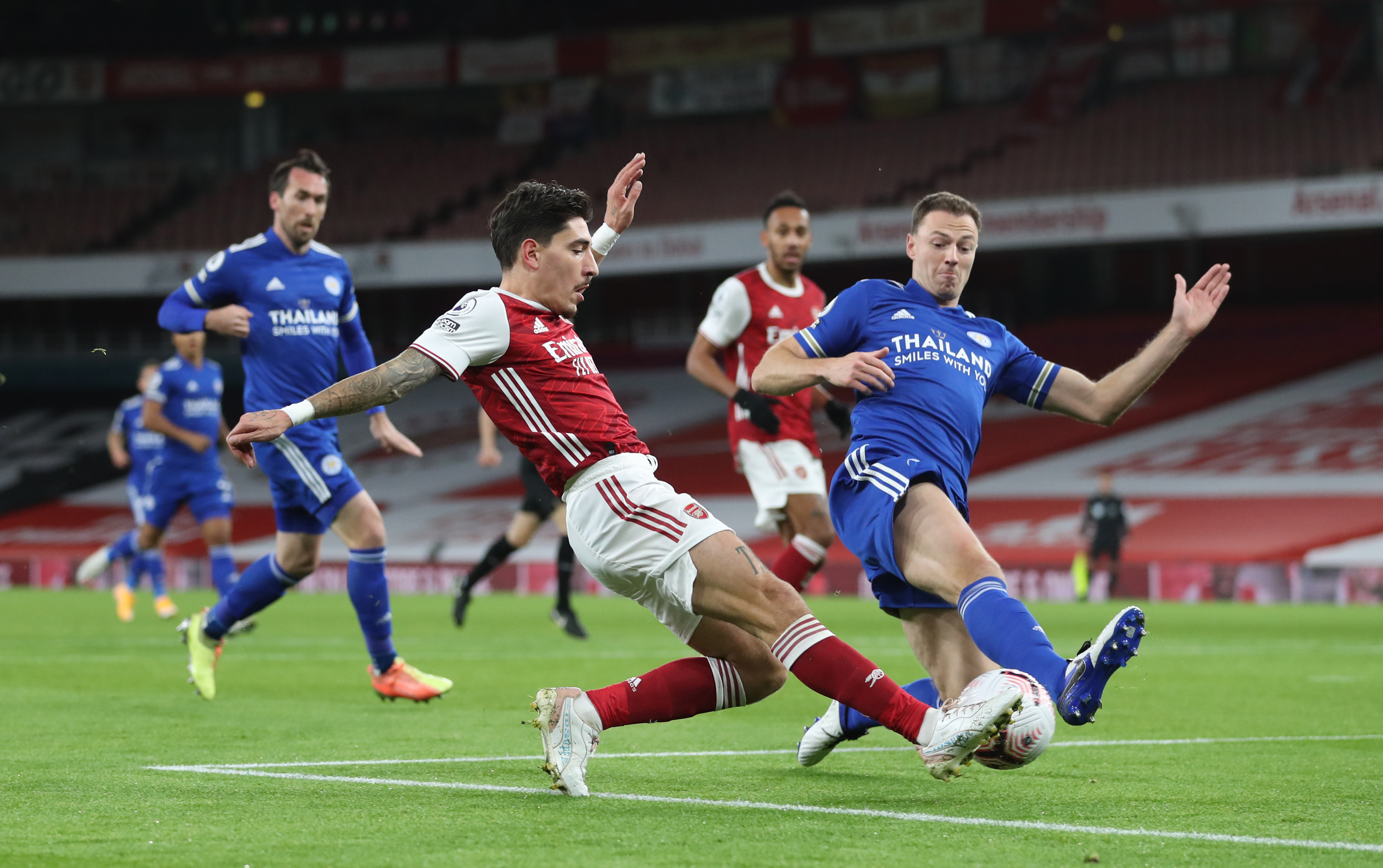 RÅTASS: Veteranen Jonny Evans stopper Héctor Bellerín, koste hva det koste vil.