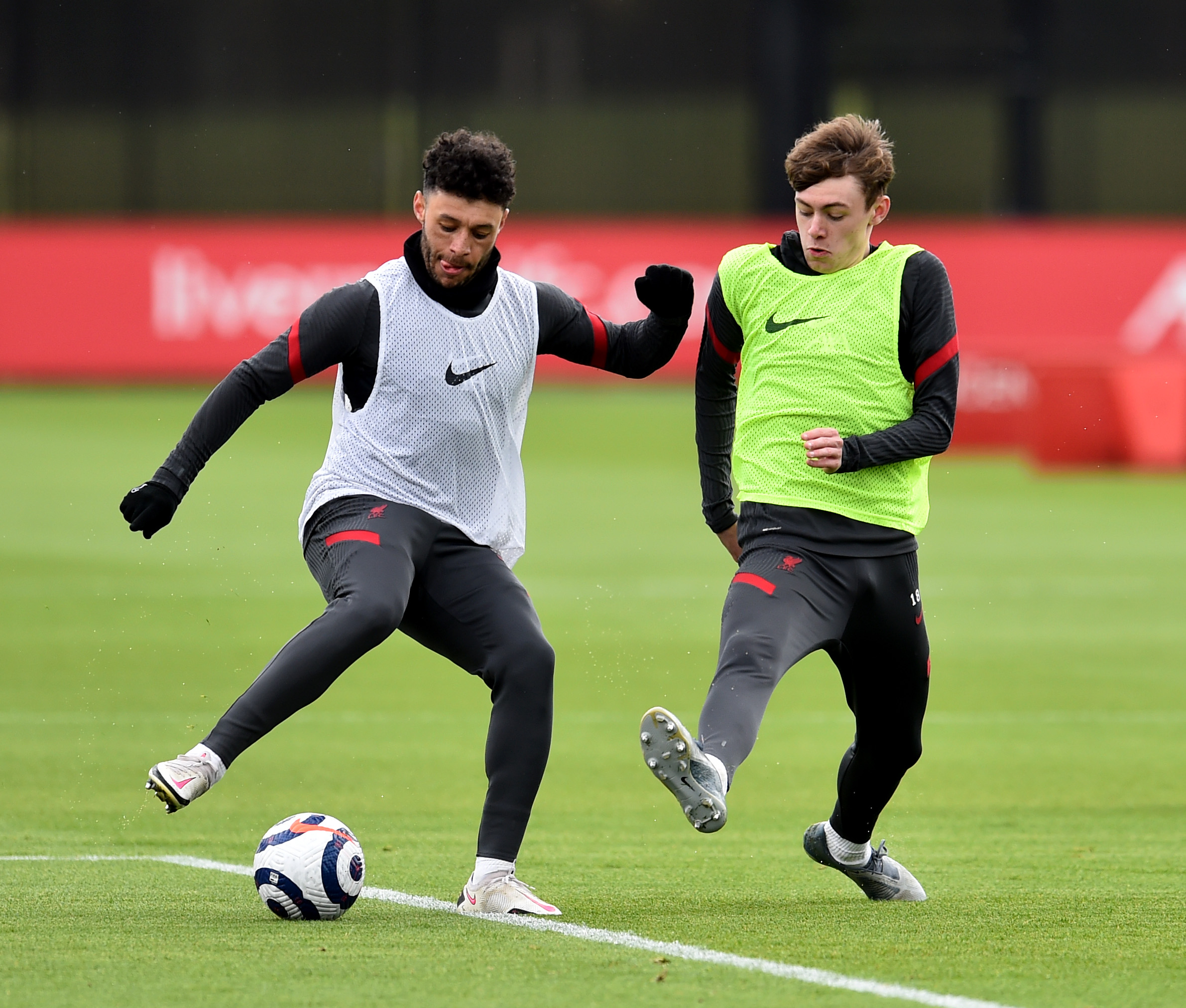 TRENER MED STJERNENE: Conor Bradley i duell med Alex Oxlade-Chamberlain under en førstelagstrening i mai.