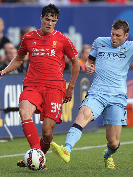 Martin Kelly i duell med James Milner, den gangen Kelly var i Liverpool og Milner i Man City sommeren 2014.