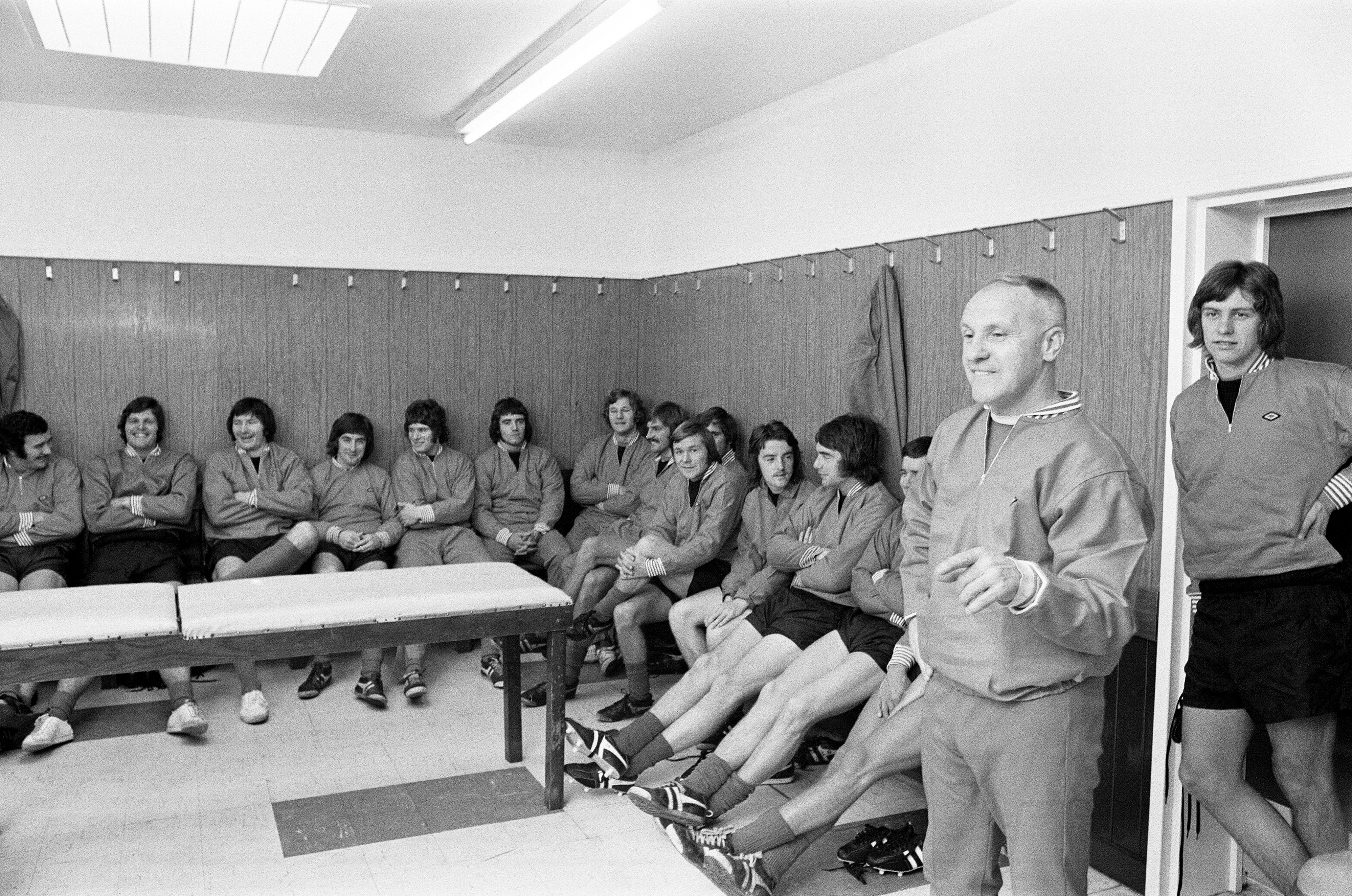 Bill Shankly leder laget inne i garderoben på Melwood.