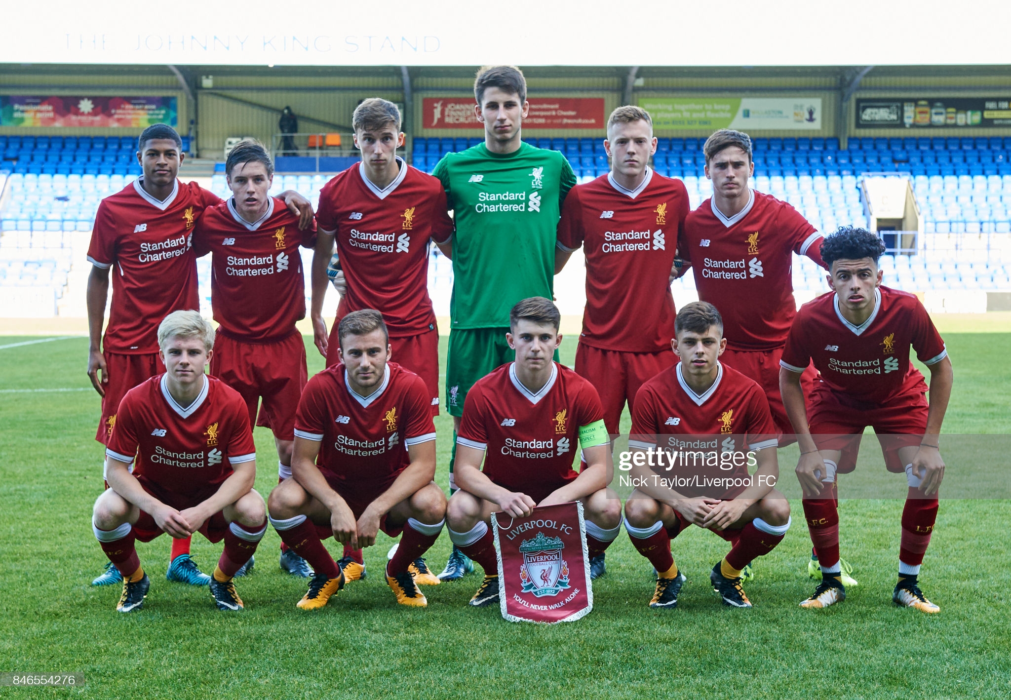 PÅ SAMME LAG: Edvard Sandvik Tagseth og Curtis Jones på hver sin flanke i første rekke, i forbindelse med en kamp mot Sevilla i UEFA Youth League i september 2017.