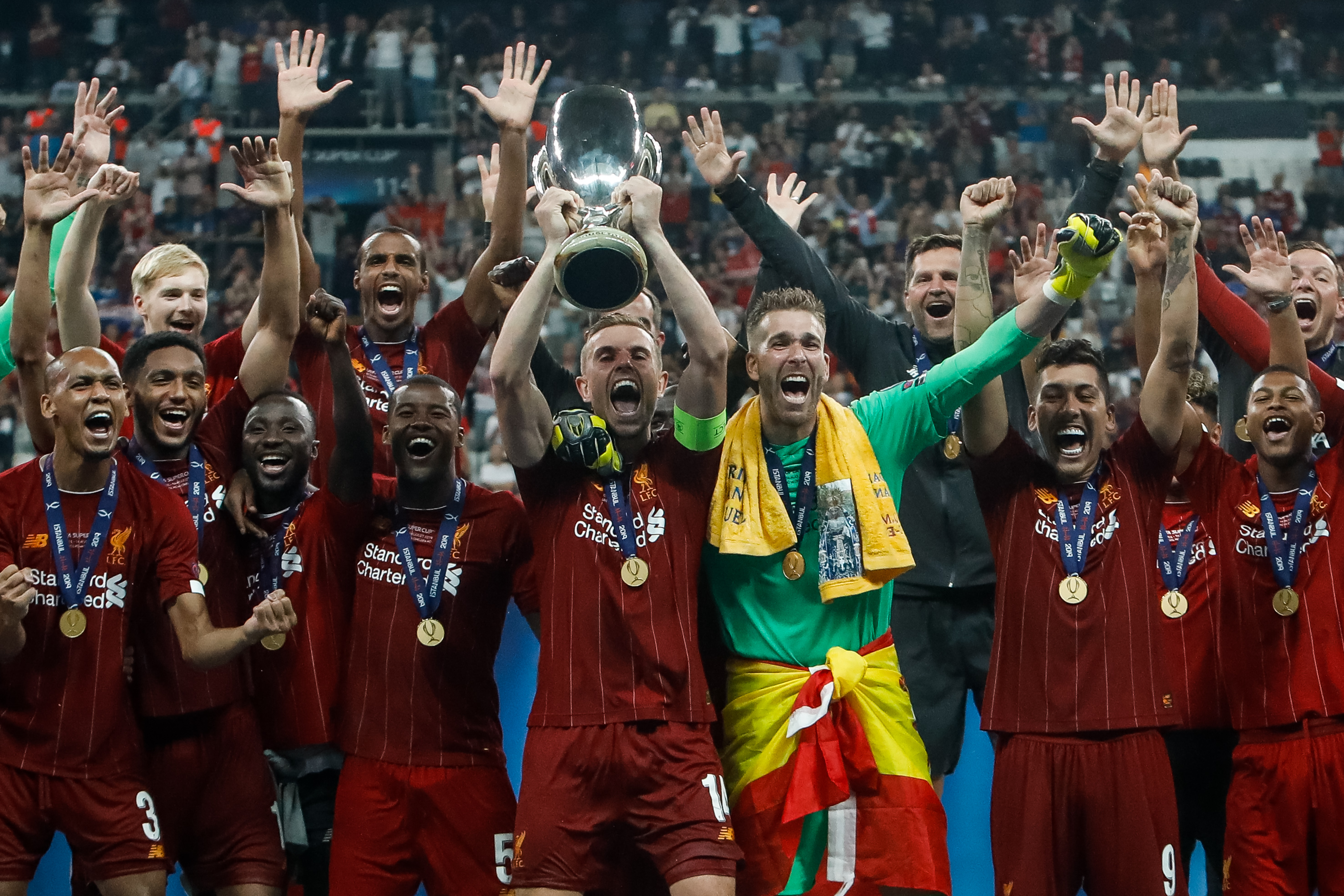 Jordan Henderson med trofeet fra UEFA Super Cup i 2019.