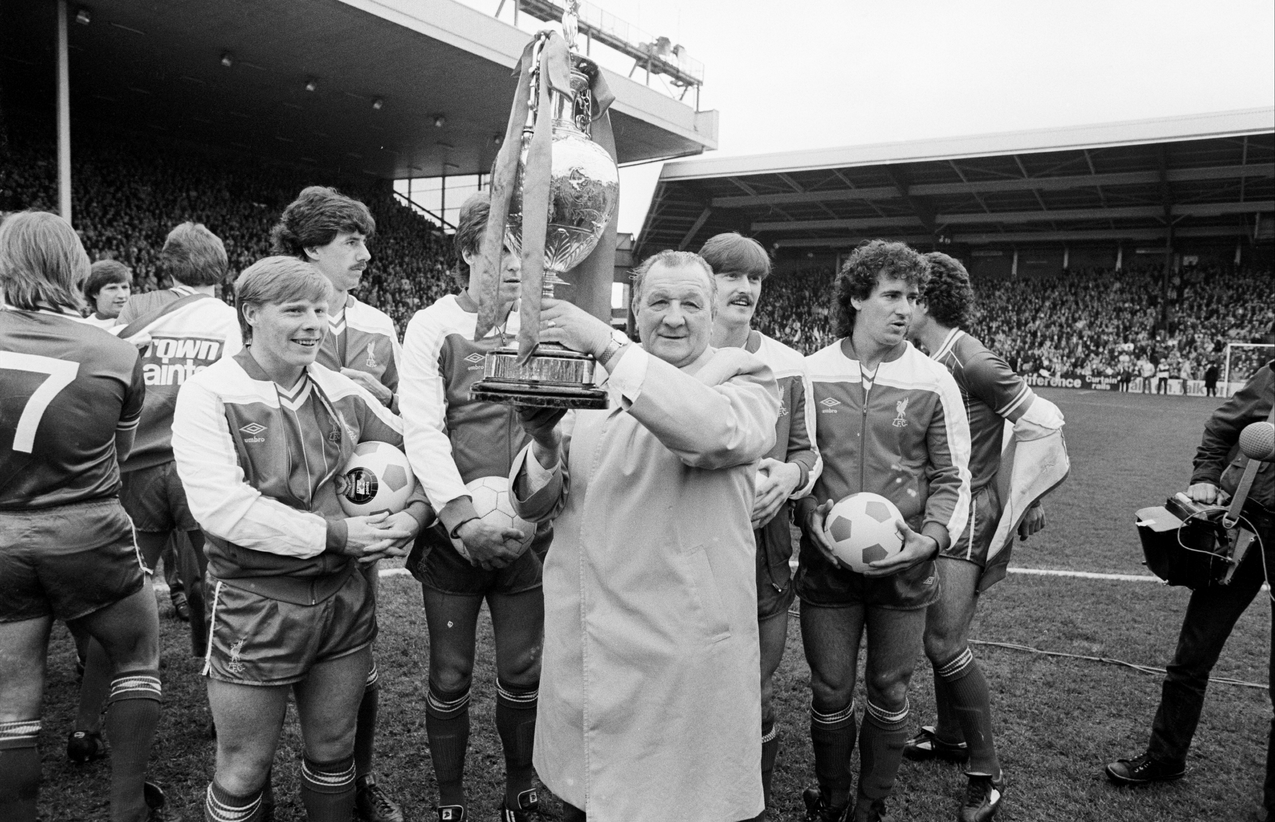 1982/83: Manager Bob Paisley feirer for siste gang et ligamesterskap med sine spillere.