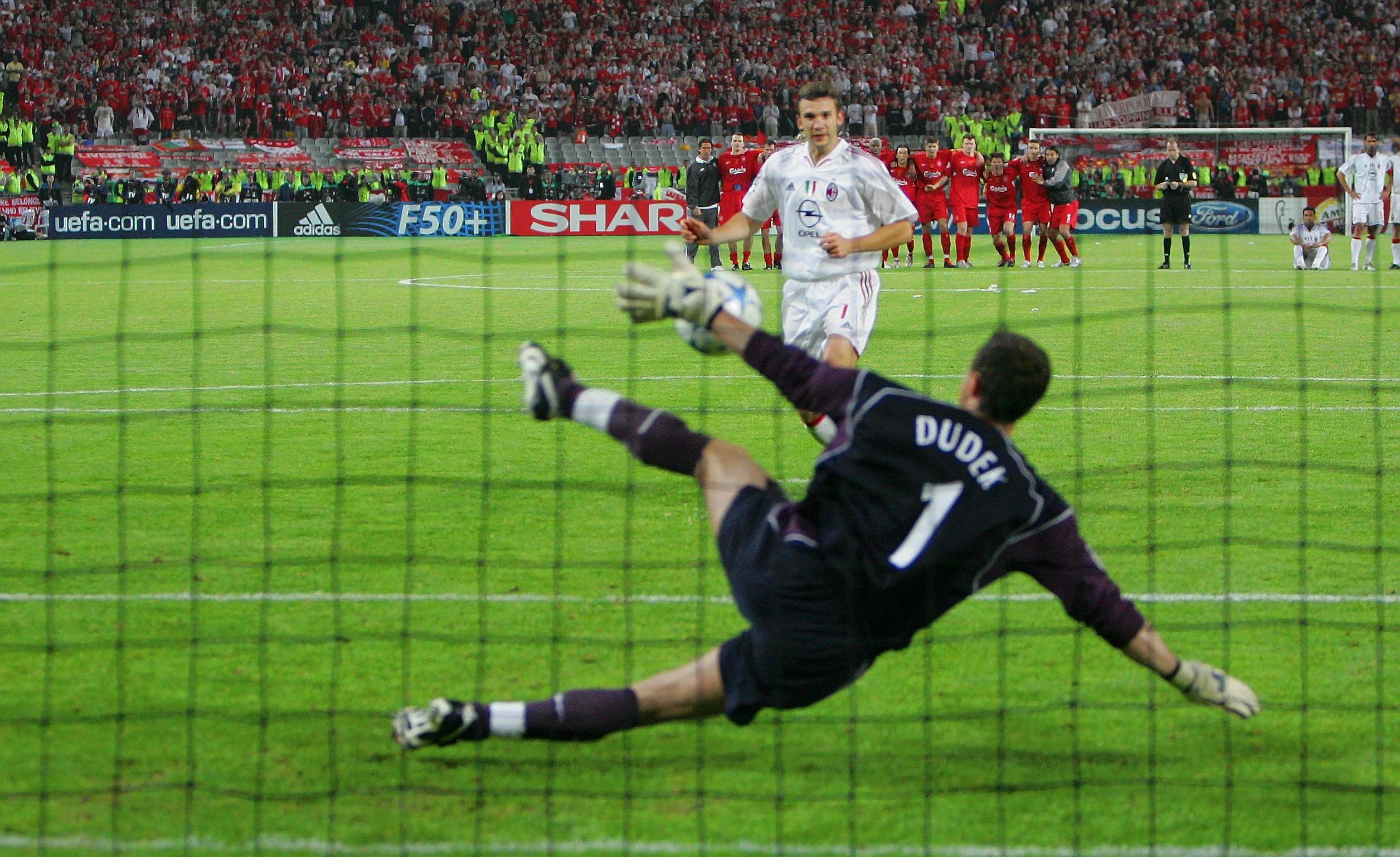 HELTEN FRA ISTANBUL: Øyeblikket da Jerzy Dudek fikk legendestatus i Liverpool.