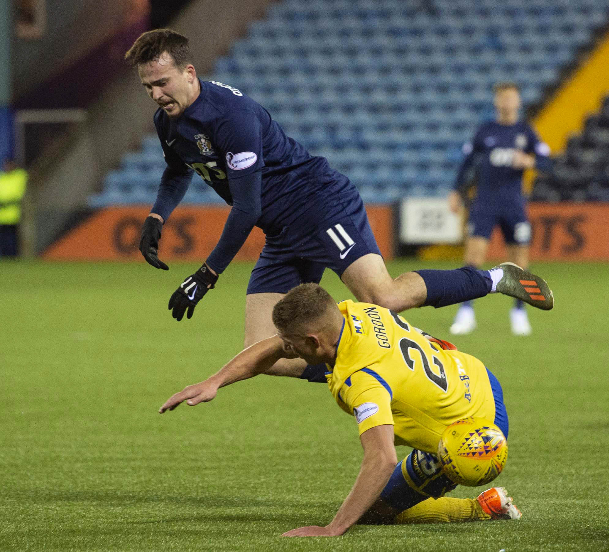 RØFFE FORHOLD: Millar fikk kjenne den skotske spillestilen på kroppen.