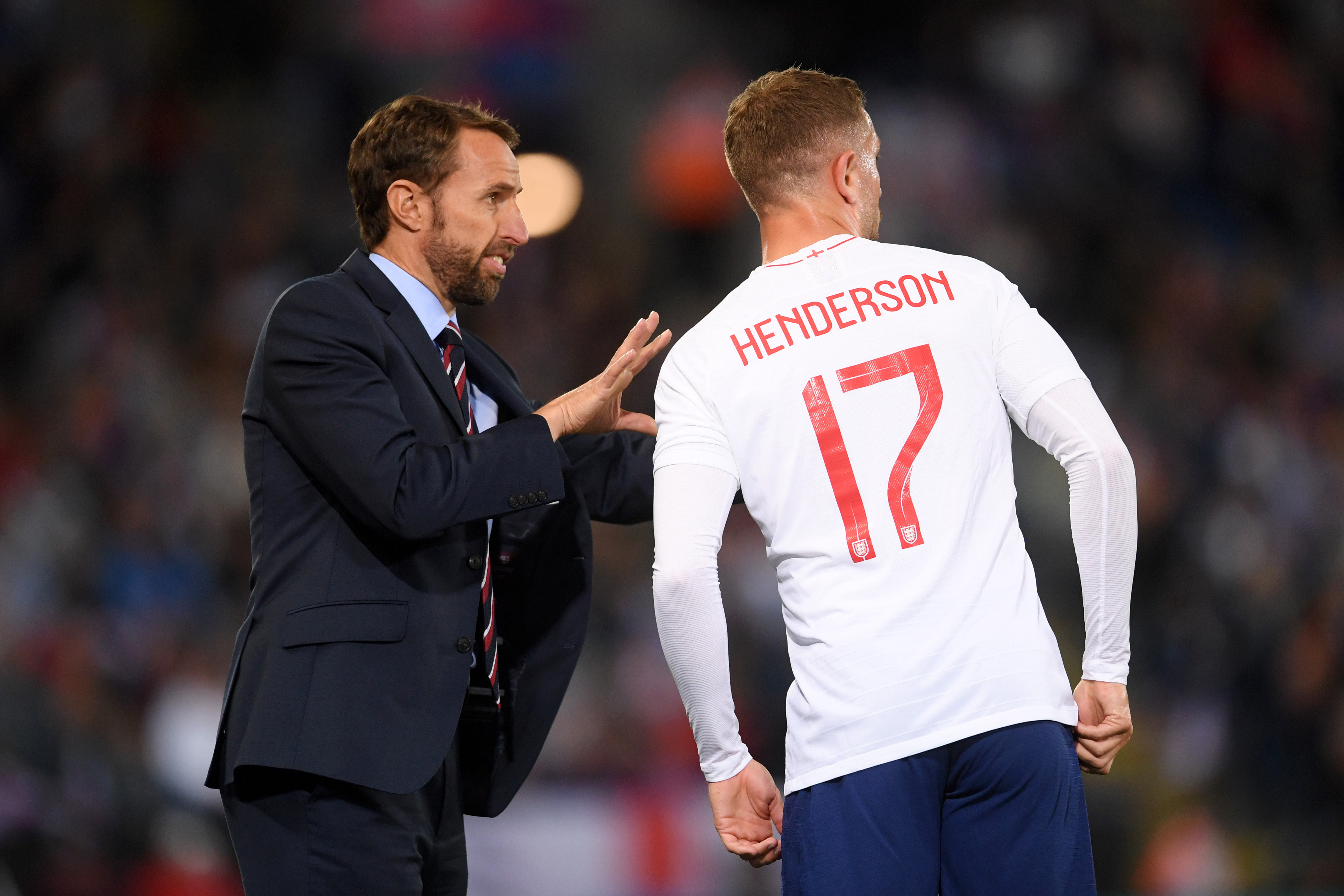 SIN MULIGHET TIL REVANSJE: Southgate aner nok en mulighet til å revansjere den bitre situasjonen fra '96 i kveld. Her gir han Henderson instrukser ved en tidligere anledning.