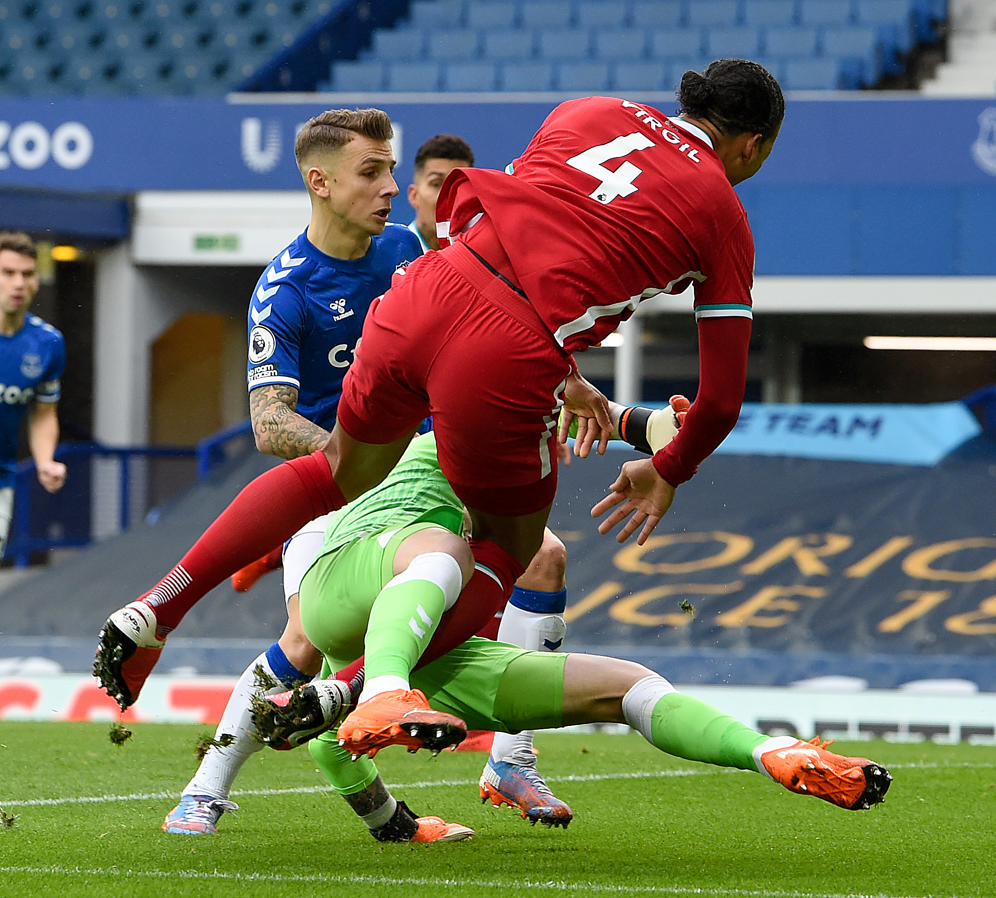 HER GÅR DET GALT: Jordan Pickford går hardt til på Goodison Park i oktober 2020.