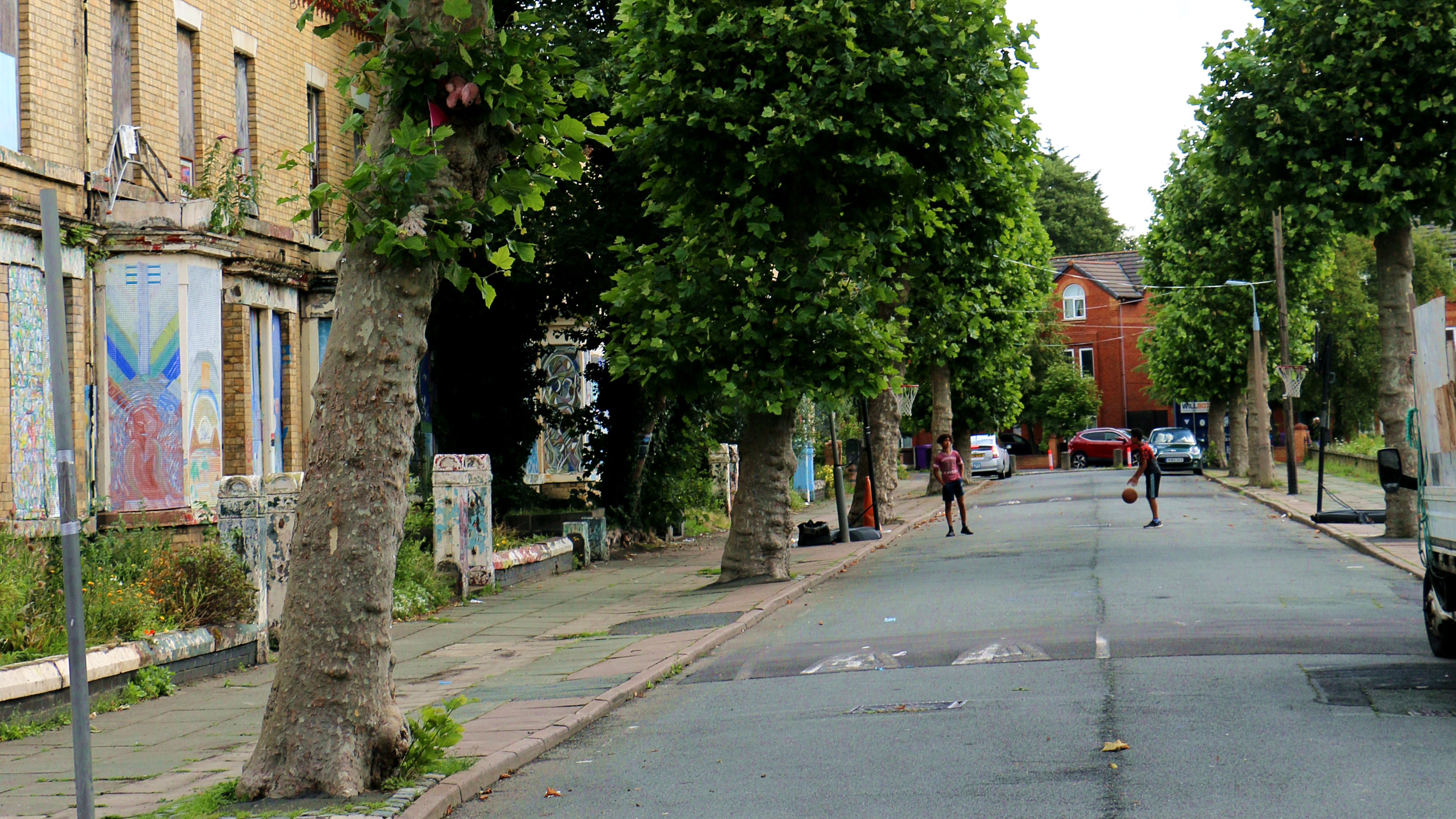 BASKET: To unge gutter spiller basket i Ducie Street.