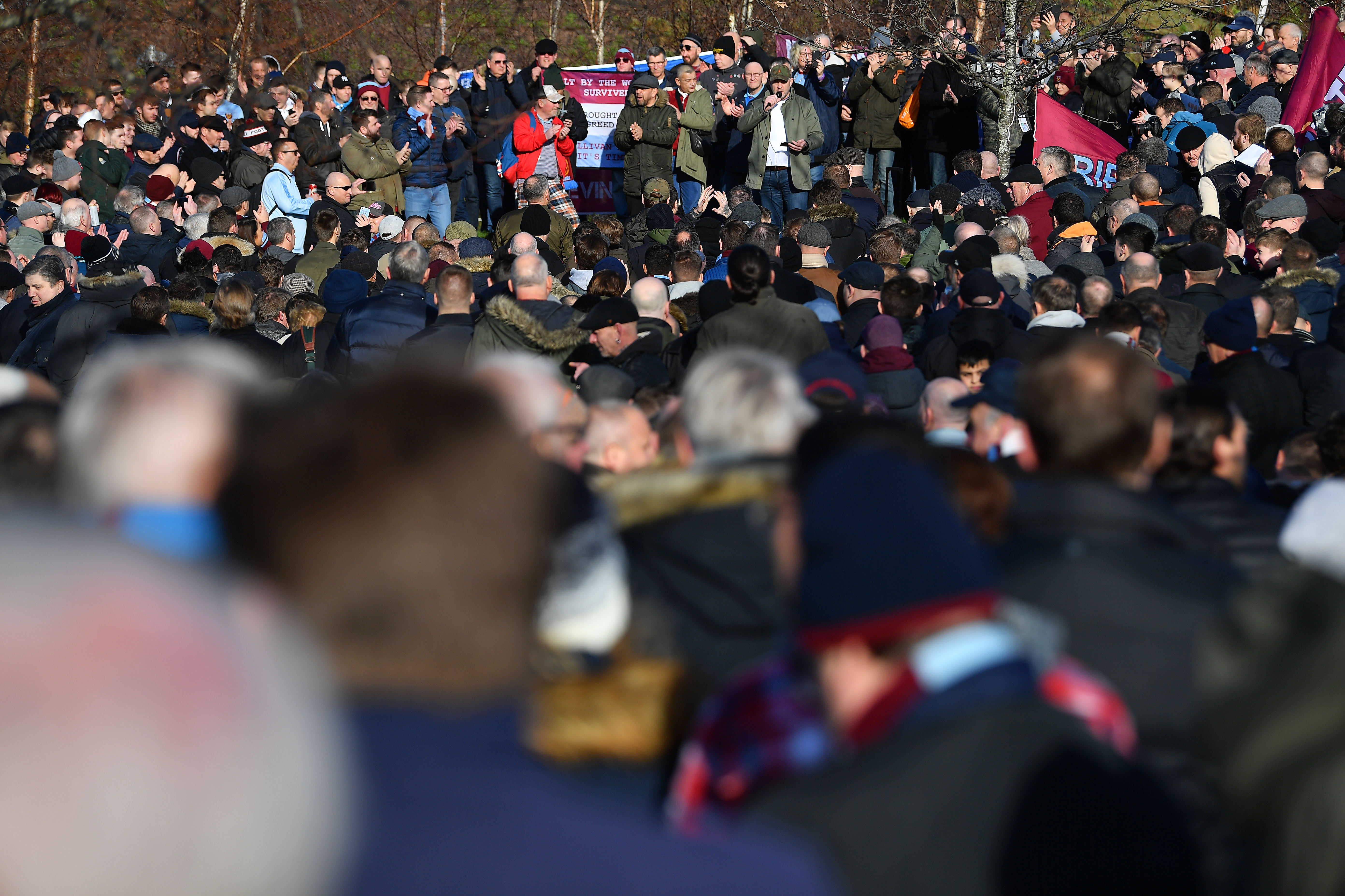SAMLET TIL DEMONSTRASJON: Flere hundre supportere samlet seg i protest mot eierne tidligere i januar.