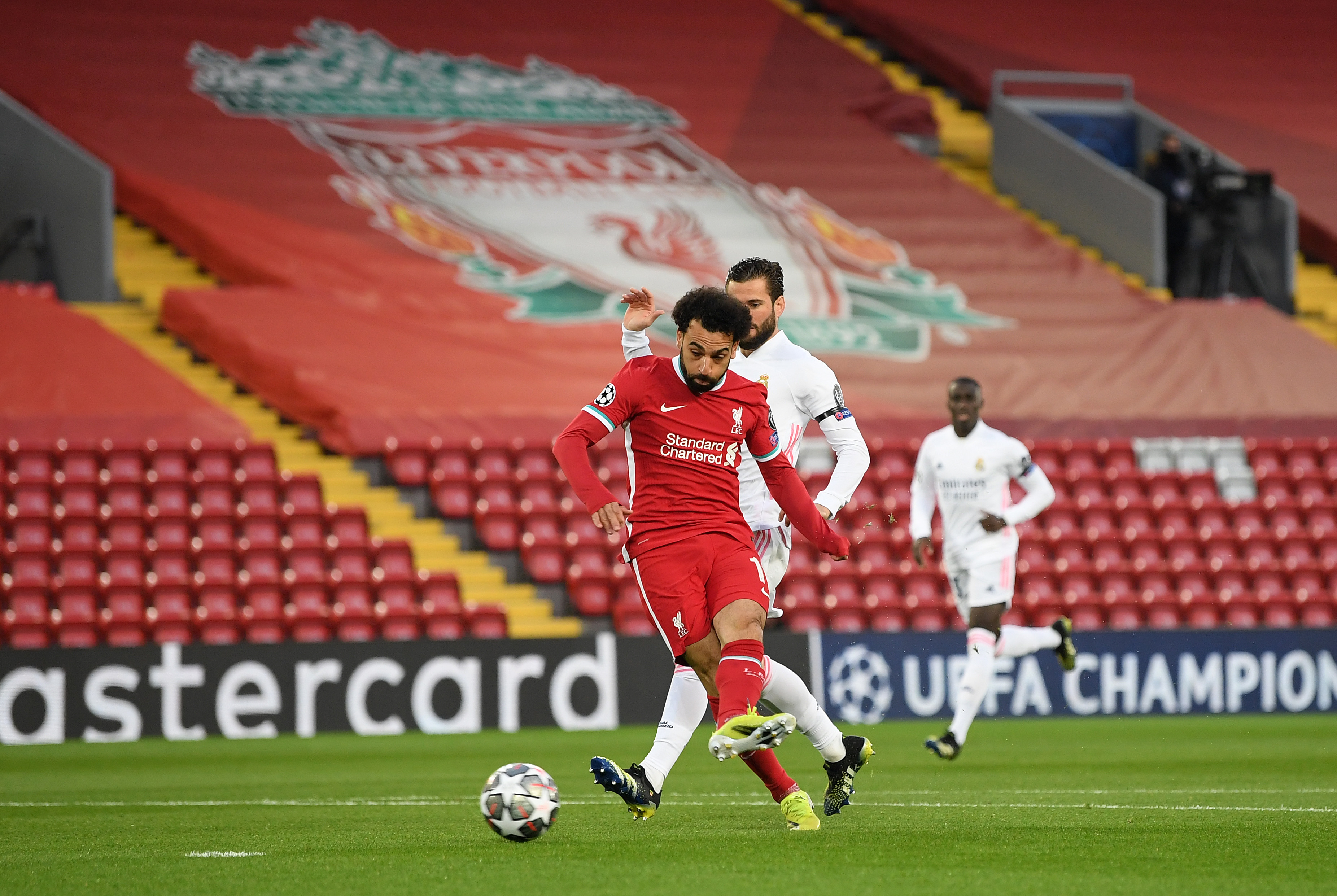 STOR SJANSE: Mohamed Salah fikk en eventyrlig mulighet allerede før to minutter var spilt.