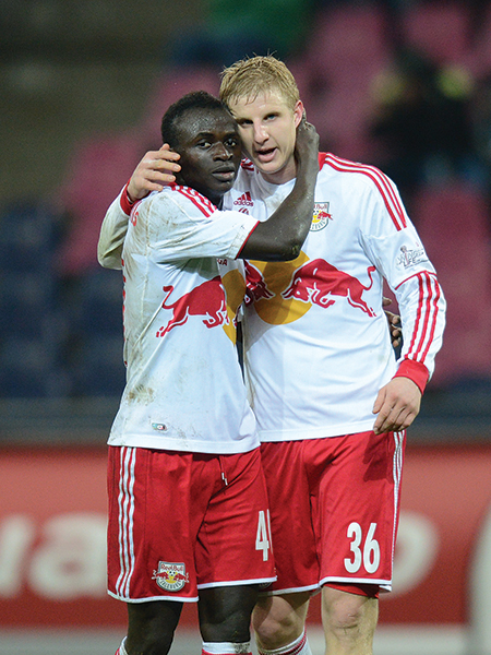 Sadio Mané feirer med Martin Hinteregger etter mål for Salzburg mot SV Mattersburg på Red Bull Arena 15. desember 2012.