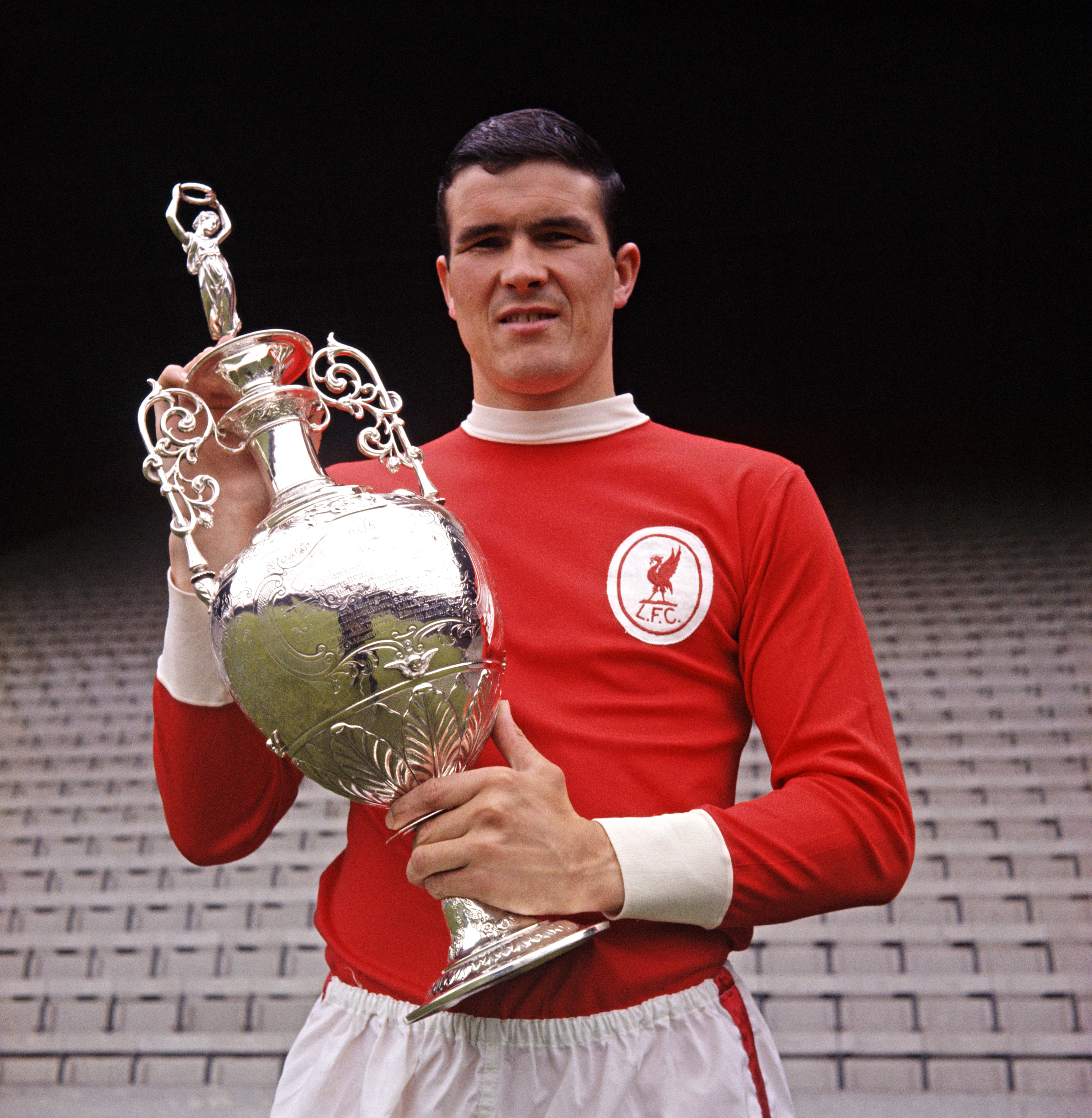 Ron Yeats med trofeet som viser at Liverpool er ligamestere i 1966.