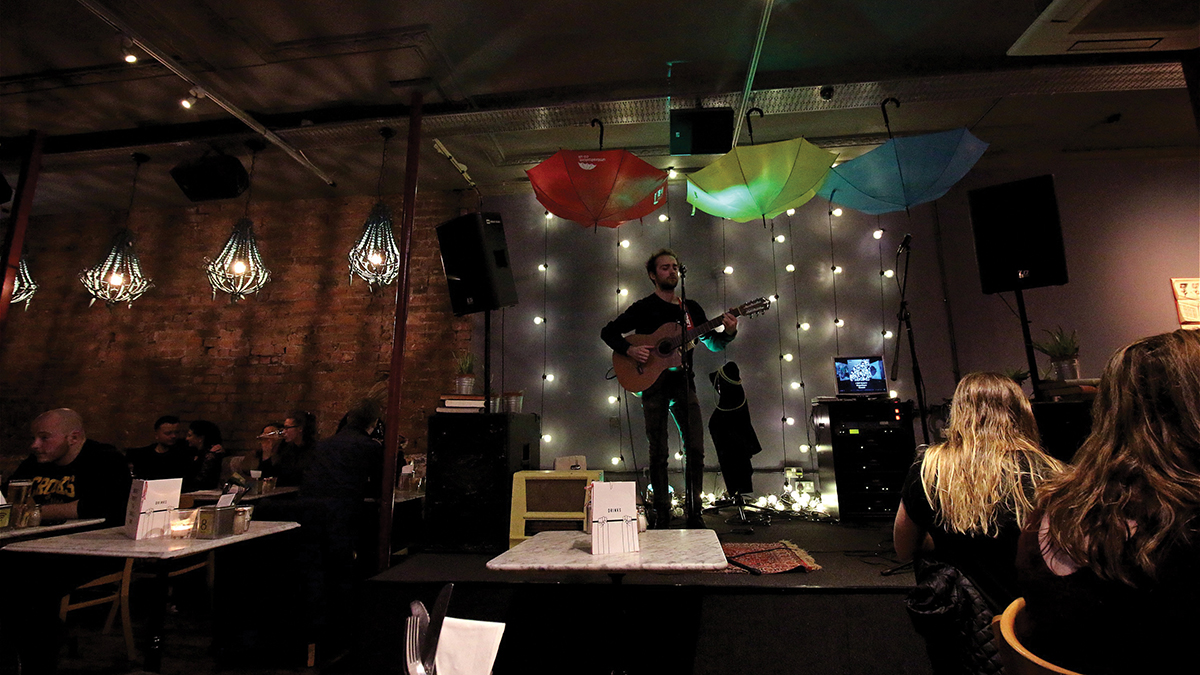 Hvis du vil få med deg musikk fra spennende talenter, kan du besøke Leafs Open Mic Night.