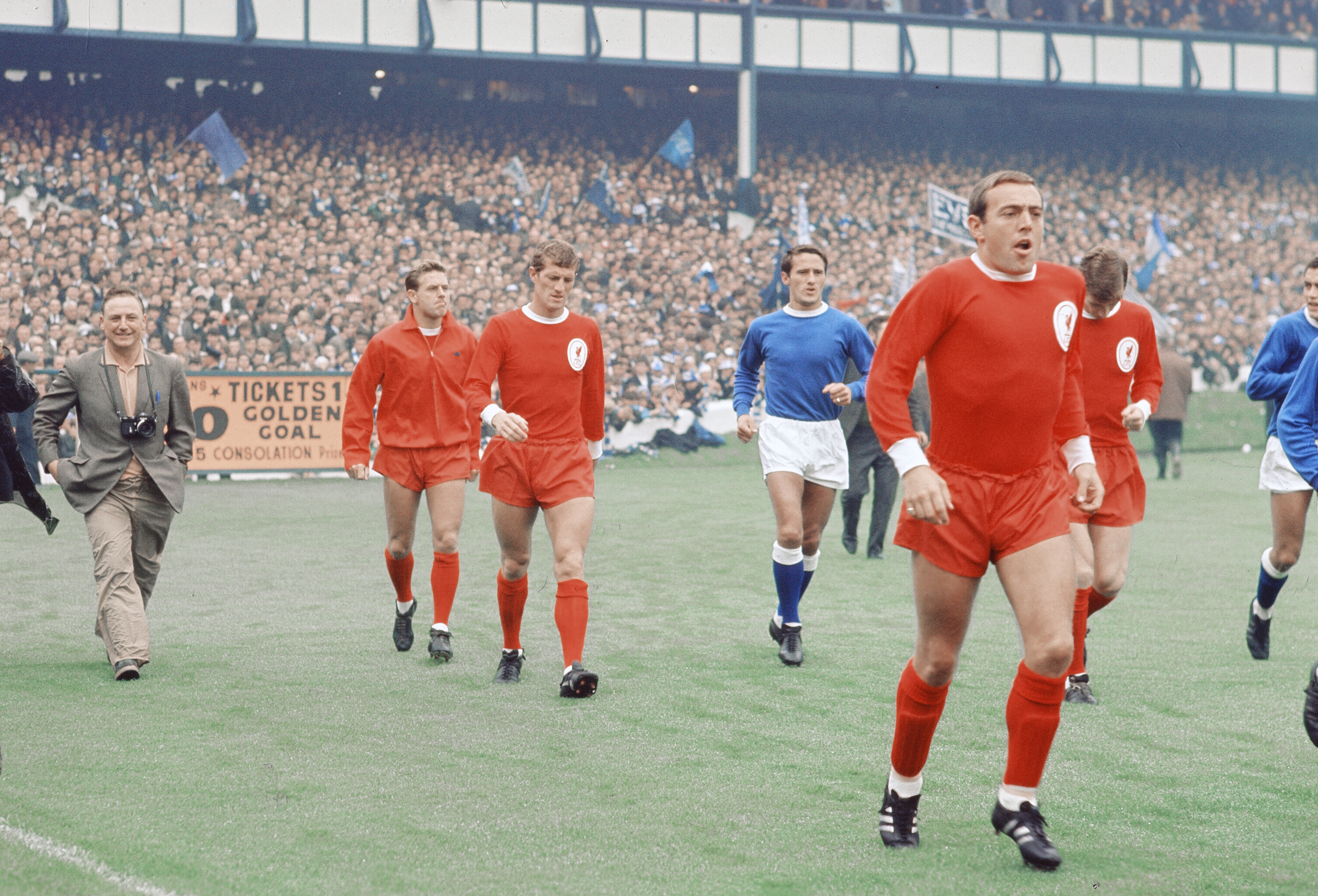 TIDLIGERE HELTER: Ian St John og Roger Hunt entrer banen.