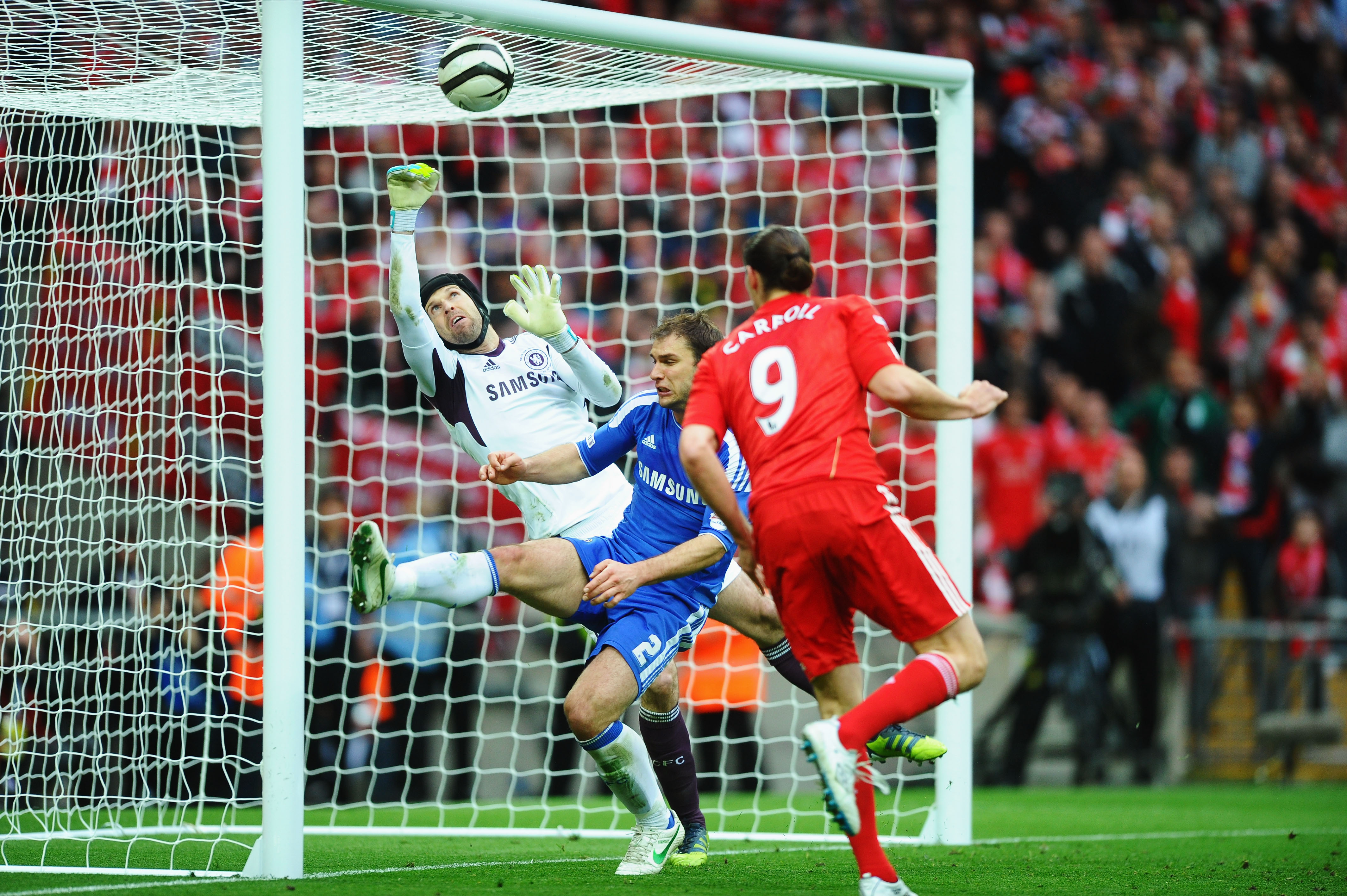 INNE ELLER UTE?: I FA-cupfinalen i 2012 fikk Chelsea sin revansje for «spøkelsesmålet» i 2005 da Andy Carrolls heading ble bokset ut av Cech.