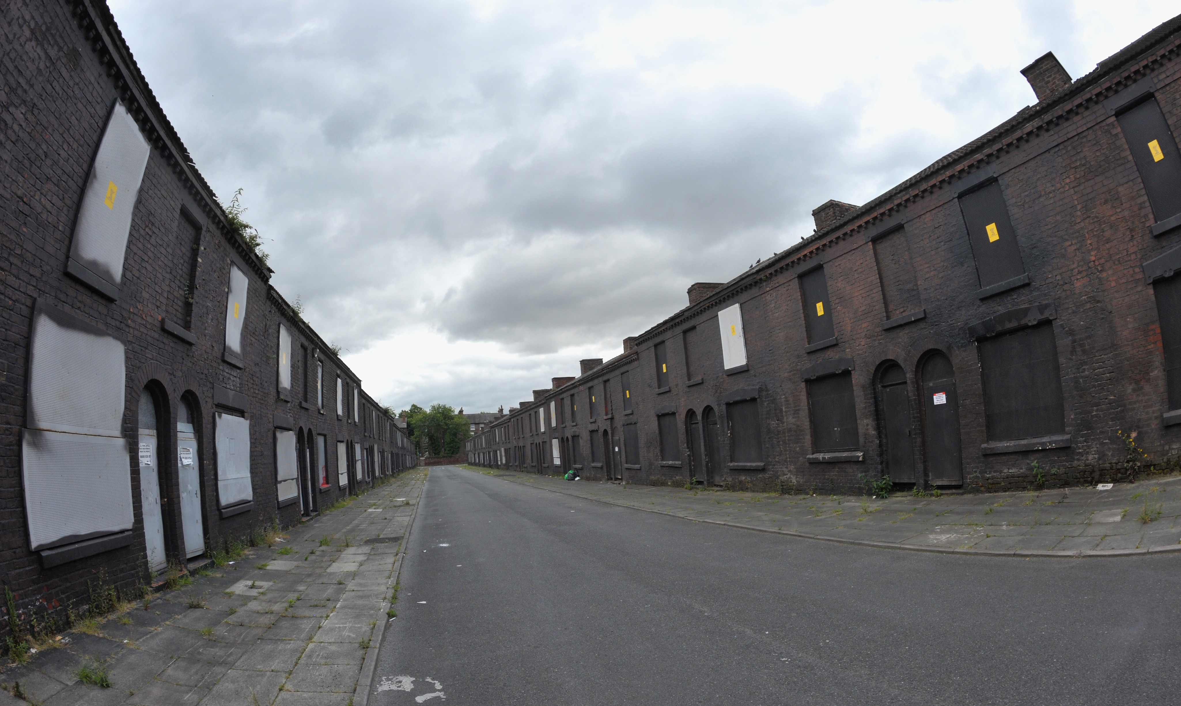 WELSH STREETS: Et bilde viser husene i Welsh Streets klare til å rives i 2014. Finansieringen uteble, og husene ble noen år senere pusset opp og bebodd.