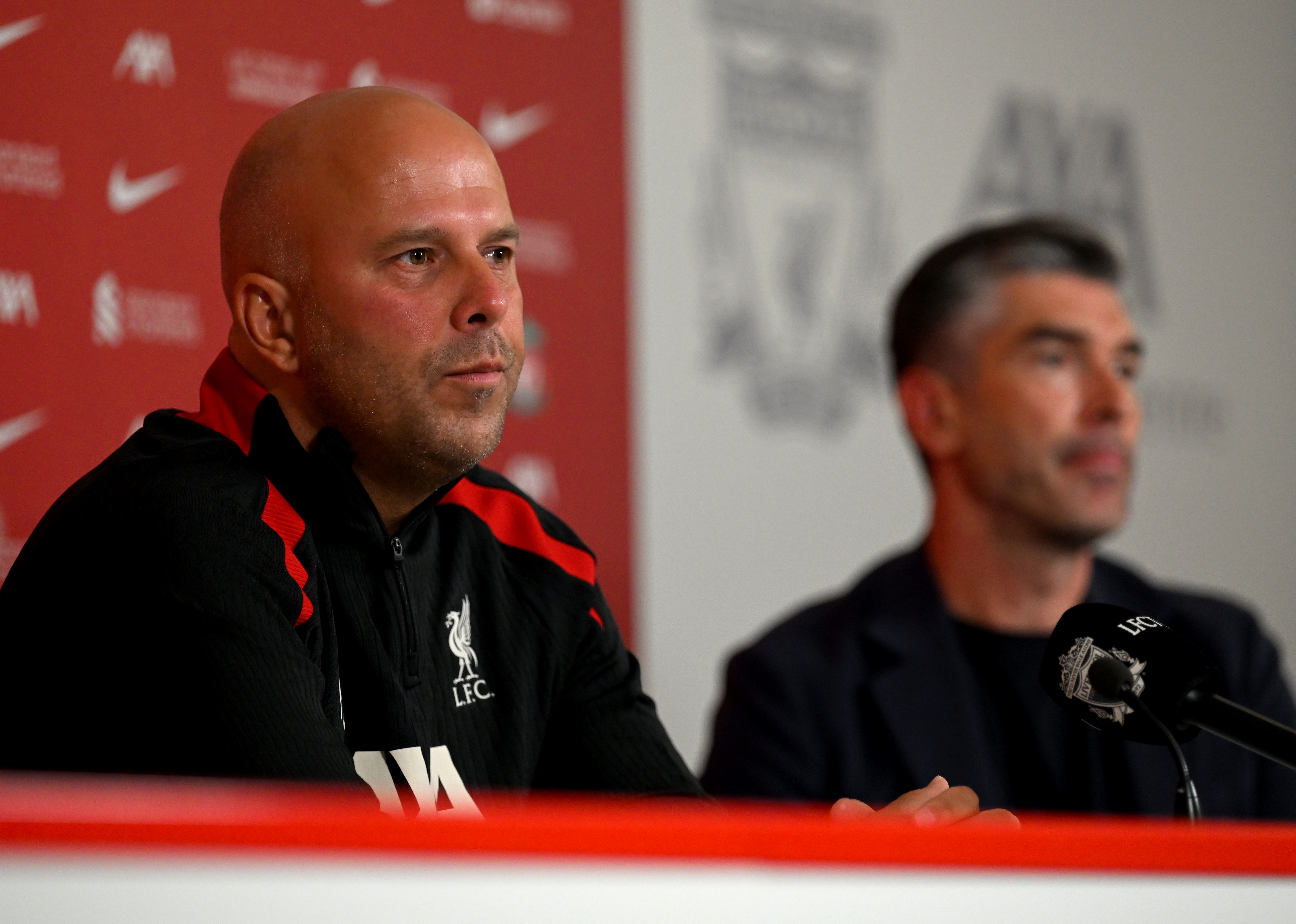 KLAR PLAN: Arne Slot og Richard Hughes ønsket heller å jobbe med Liverpools spillere enn å hente nye fjes fra andre klubber.