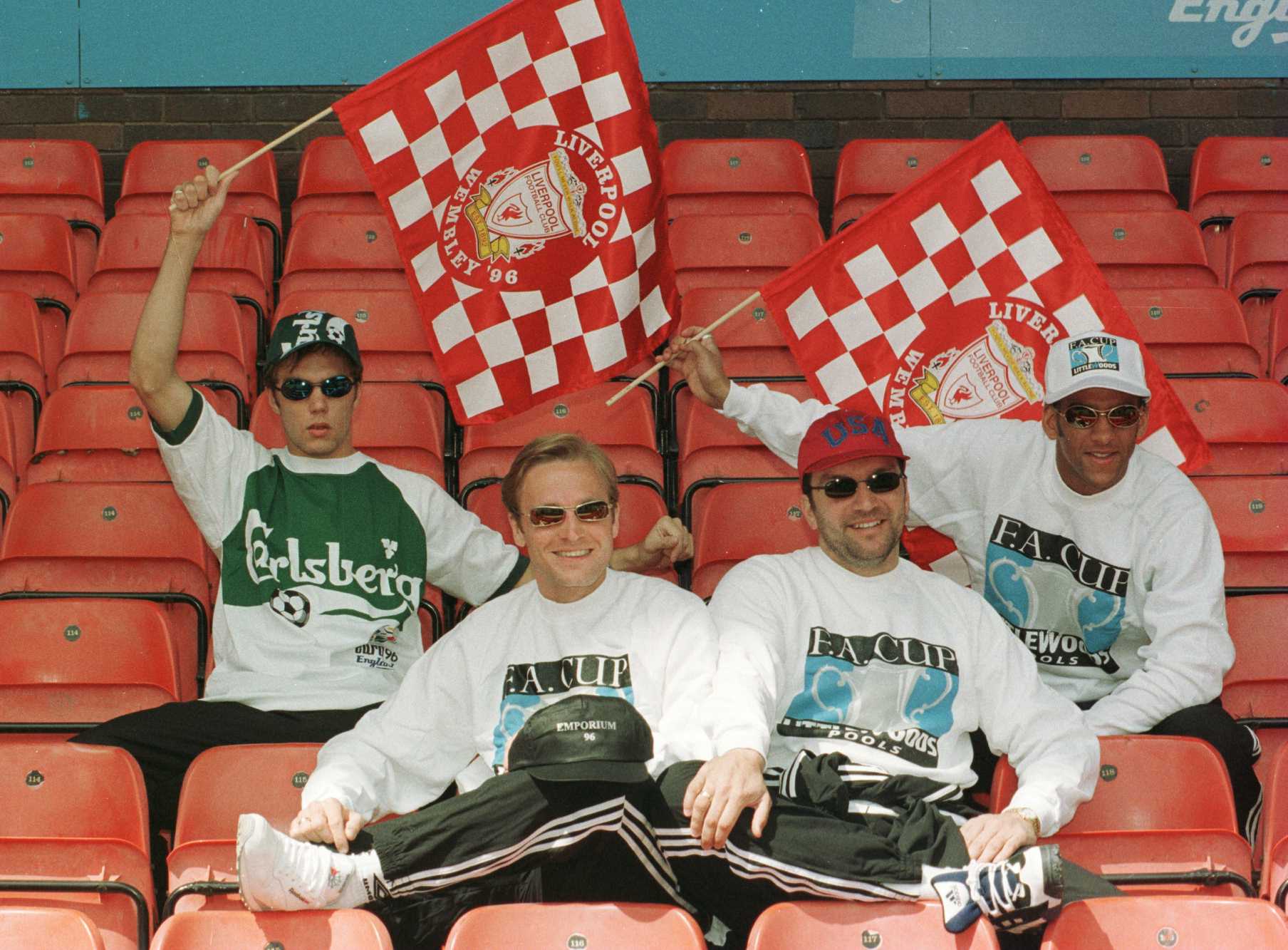 FØR FINALEN: Jason McAteer, John Scales, Ruddock og Phil Babb på et fotooppdrag i forkant av FA-cupfinalen.