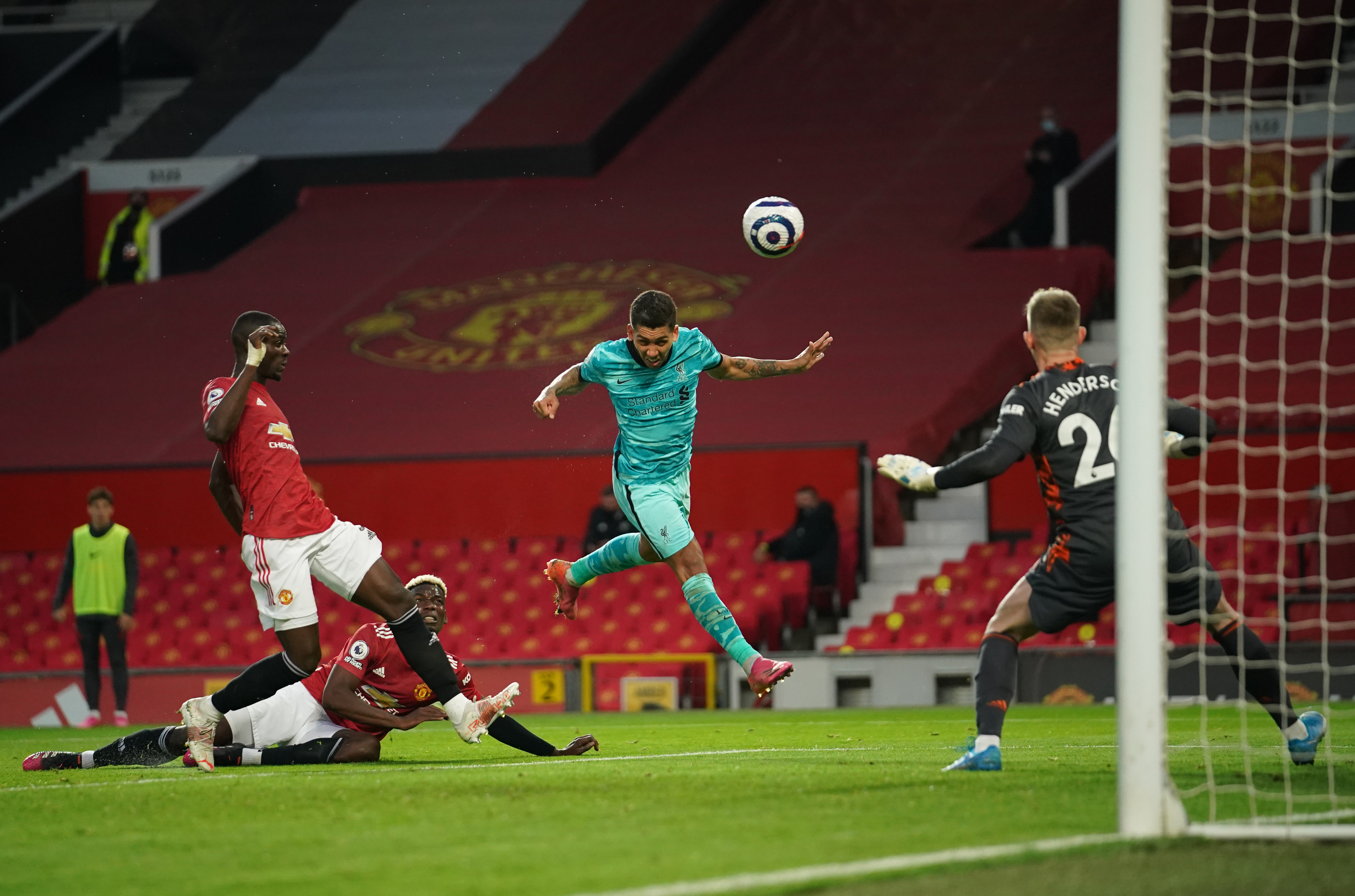 NYDELIG HODESTØT: Roberto Firmino scoret sitt første mål mot Manchester United.